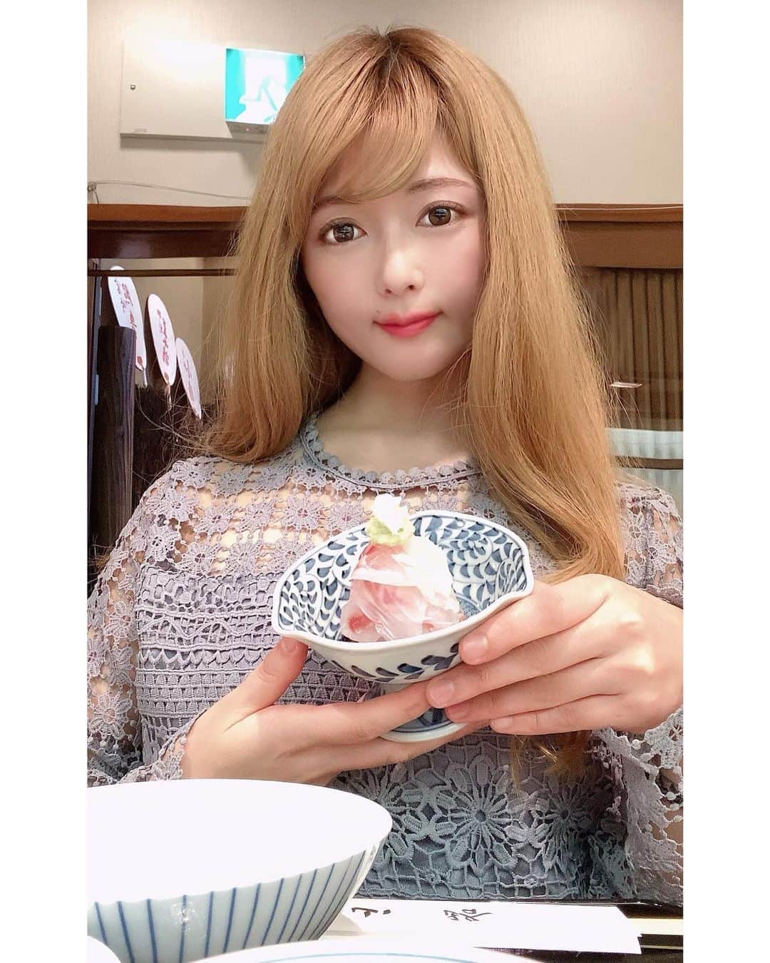 AYUNAさんのインスタグラム写真 - (AYUNAInstagram)「創業30年・昭和通り沿にあるミシュラン星を獲得したぎんざ山路さんに行って来ました✨ランチに名物の黒ごま鯛茶漬け御膳を頂きました🐟✨🍚  秘伝の黒胡麻と山盛りの鯛を混ぜてそれをご飯にかけて食べます。その後残った鯛ご飯に出汁をかけてお茶漬けにします。  どちらの食べ方も本当に美味しい😊脂の乗った瀬戸内海の鯛がとても新鮮で旨味があり、全体のバランスがとれていて優しい味がしました☺️酢の物、煮物、お漬物、フルーツもとても美味しかったです☘️  他にも、ぎんざ山路さんには旬の新鮮な食材を使ったお料理があるので是非チェックしてみて下さいね😉 #銀座#ぎんざ山路#銀座ランチ#銀座グルメ#鯛茶漬け#dholic  @ginza_yamaji @b.j__b.j」10月23日 7時21分 - ayuna_0404