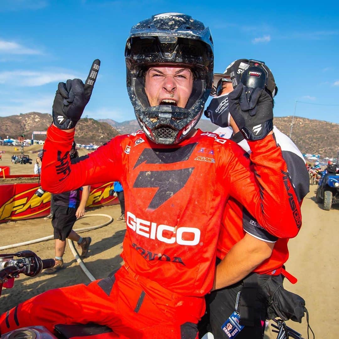 のインスタグラム：「A big congratulations to GEICO Honda's @fchonda Jett Lawrence @jettson18 , who recently became the first honoree of the newly named @promotocross Marty Smith Rookie of the Year award. We look forward to a long, successful career from the young Aussie.   Honda is also proud to have earned the Manufacturer of the Year Award in AMA Pro Motocross for 2020. The honor is based off of total points earned across both classes (250 & 450) and reflects success by top squads, support teams and even privateer riders. Congrats to every Red Rider who contributed to this achievement. #RideRed」