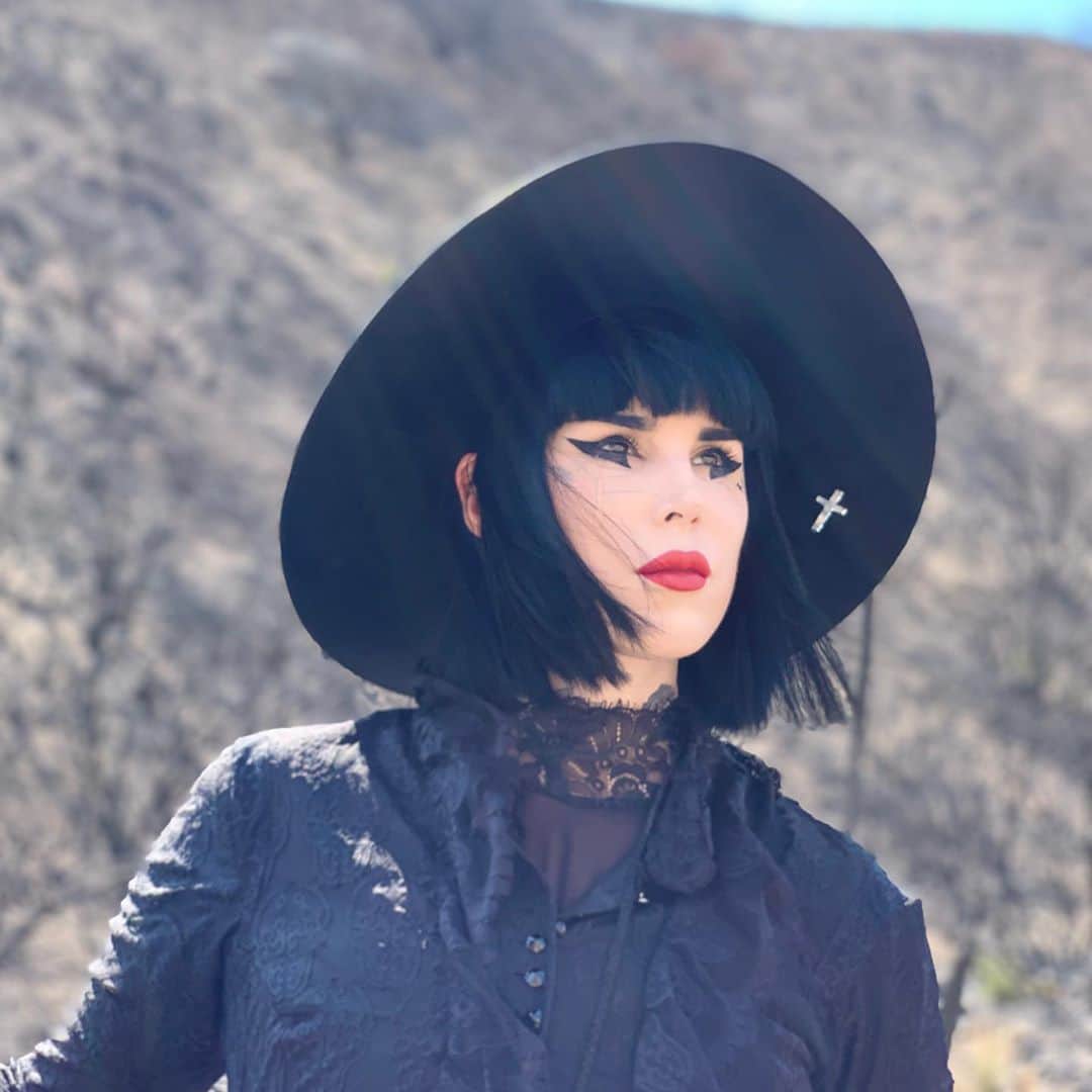 Kat Von Dさんのインスタグラム写真 - (Kat Von DInstagram)「Behind-the-scenes photo taken when we were shooting the music video to my first single “Exorcism” [coming soon]! 🖤  photo by: @prayers 🖤 hat by: @majestyblack」10月23日 7時26分 - thekatvond