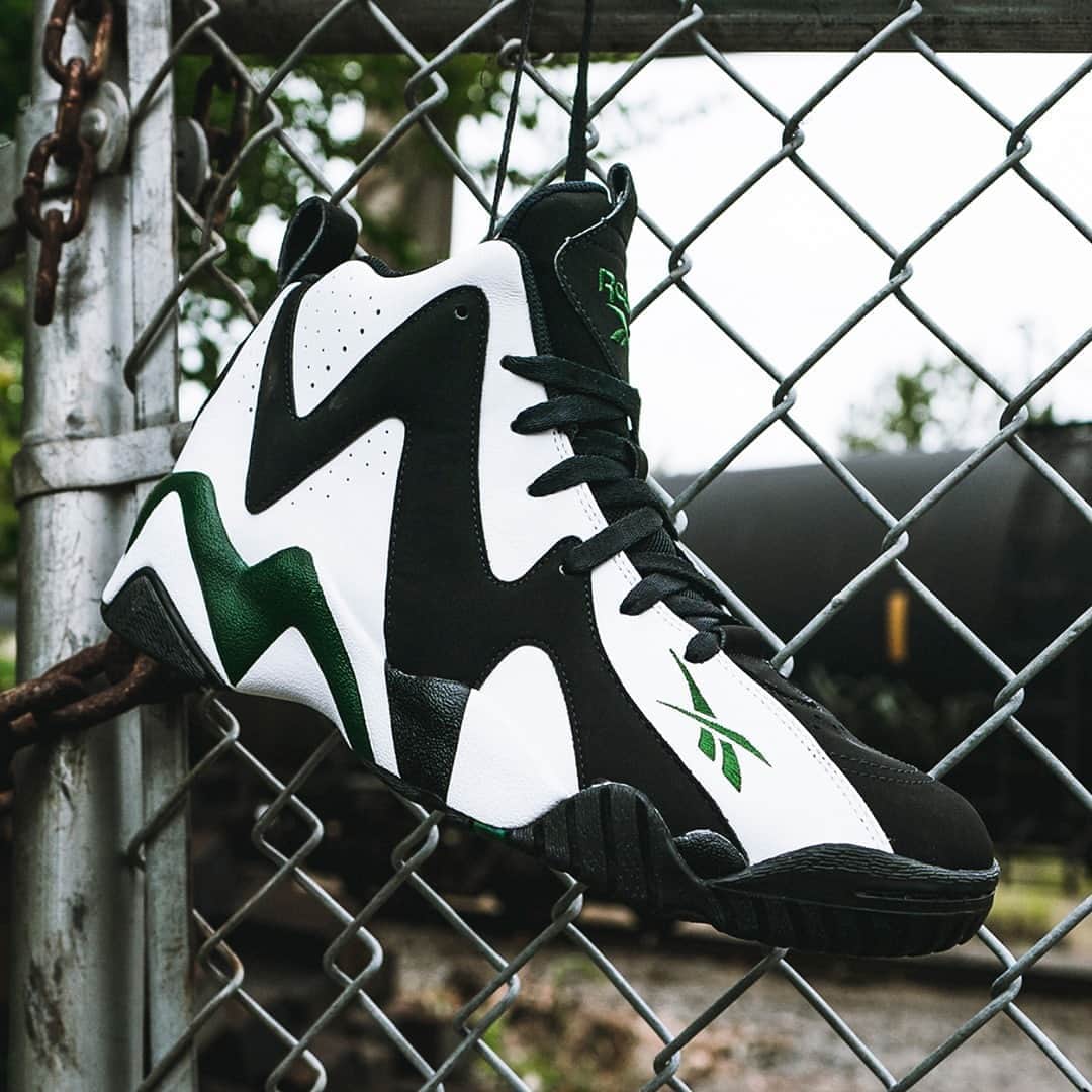 Sneaker Newsさんのインスタグラム写真 - (Sneaker NewsInstagram)「While NBA basketball may not be Seattle, Reebok is injecting some nostalgia for the former Pacific Northwest powerhouse with the re-issue of the Kamikaze II OG. For details on where to buy Shawn Kemp's signature shoe, hit the link in our bio.」10月23日 13時01分 - sneakernews