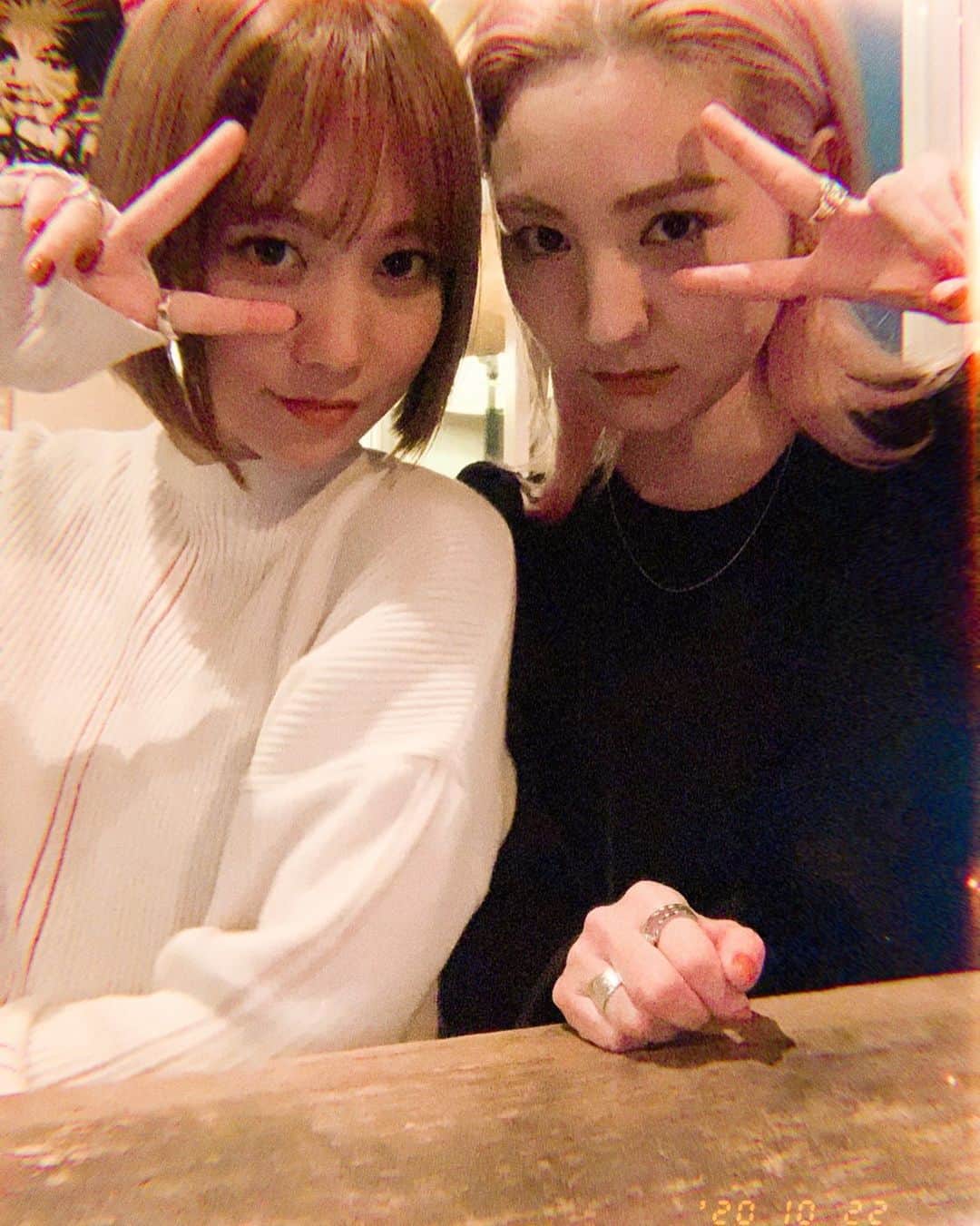 のインスタグラム：「🤍✌🏻🖤✌🏻  息継ぎと咀嚼以外、8時間永遠に喋り続けてた日☺️笑 #まだいけた」