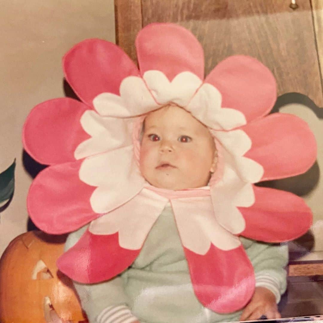 ティナ・マジョリーノのインスタグラム：「Petal to the Metal 🤘🏻#tbt #teeniehalloweenie」