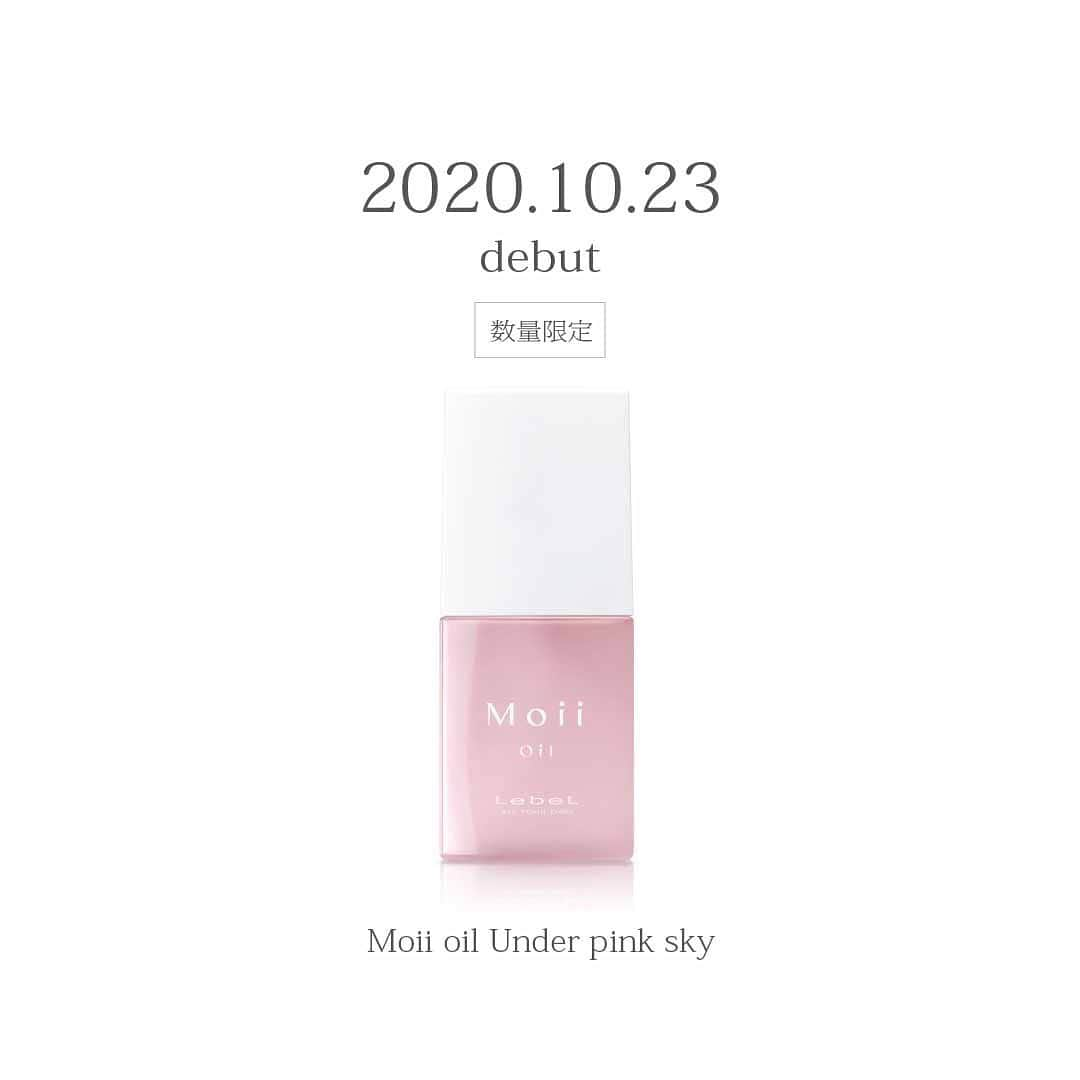 Moii／モイのインスタグラム：「－Information－﻿ 本日発売！﻿ 【数量限定】Moii oil Under pink sky﻿ ﻿ 大人気#Moiiオイル の限定バージョンが全国の取扱いサロン様にて本日より発売！﻿ ご購入可能なサロンリストは11/4より公式HPにてご覧いただけます。﻿ ※サロンによって在庫状況が異なりますため、ご購入希望の際は、事前にお問合せいただくことをおすすめいたします。﻿ ﻿ この冬限定の"エッジィブロッサムの香り"は﻿ 上品なローズにピンクペッパーやクラリセージなどを効かせた甘くスパイシーな香り﻿ いつもとは違う、この冬だけの限定の香りをぜひチェックしてみてください♡﻿ 夏から秋にかけて蓄積したダメージに加え、これからますます乾燥が気になるシーズン。﻿ ダメージケアしながらスタイリング、スタイリングしながら手肌やネイルのケア。﻿ Moiiオイルでパサつきに負けない潤いある髪や手肌に。﻿ ﻿ --------------------------------﻿ 詳細はprofileのURLをclick！﻿ --------------------------------﻿ ﻿ Minimal／Optimum／Identity﻿ −−−−−−−−−−−−−−−−−−−−﻿ #限定品 #Moii #Moiiオイル #Moiバーム #Moiiクリーム #Moiiウォーター #Moiiミスト #Moiiコンク #モイ #モイオイル #ヘアケア #ヘアスタイリング #ヘアアレンジ #スタイリング剤 #ヘアトリートメント #ナチュラルヘア #ナチュラルコスメ #自然由来 #天然精油 #アロマ #シンプルな暮らし #おうち美容﻿ #ヘアサロン #美容室 #美容室専売品 #ルベル #タカラベルモント」