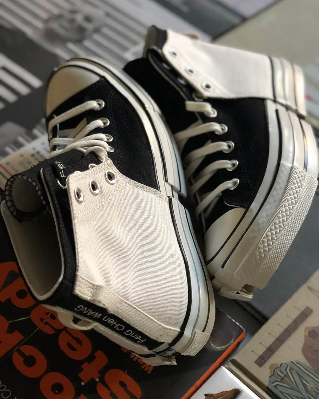 Mr. Tyさんのインスタグラム写真 - (Mr. TyInstagram)「Saw the @fengchenwang @converse 70s at Converse HQ last August and knew I needed a pair for myself. These are just the right amount of freaky that I like 👌🏾. Peace to the fam over @corporategotem for having them in stock!  @converse_style #ct70 #theshoegame #taylorgang #ijustlikeshoes #converse #allstar #allstars #chucks #lifeinchucks #instachucks #conversestyle #weareallstars #fengchenwang #lovemychucks #1970schucks #conversefamily #チャックテイラー #chucktaylors #converse70s #チャックテイラー70s」10月23日 7時32分 - regularolty