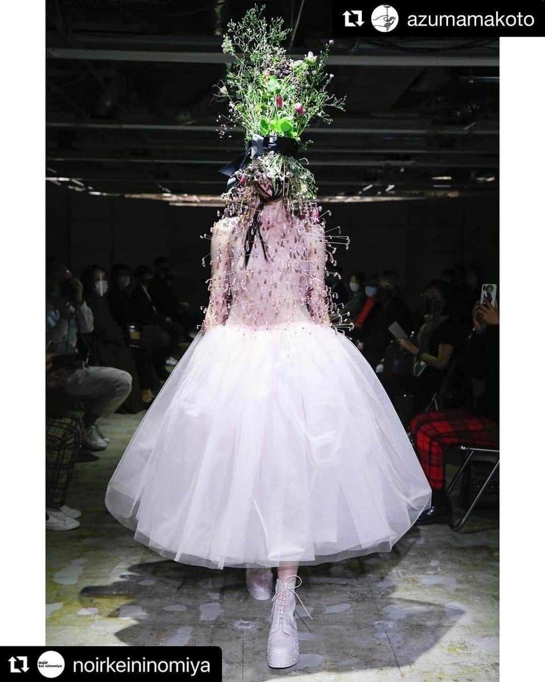 椎木俊介のインスタグラム：「#Repost @azumamakoto with @get_repost ・・・ #Repost @noirkeininomiya with @make_repost ・・・ noir kei ninomiya SS21   footwear: @churchs floral art: @azumamakoto hair: @asashihair makeup: @machiko_yano     photographs courtesy of @commedesgarcons」