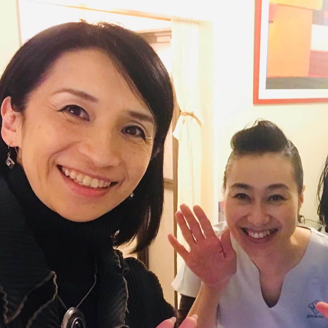 井脇幸江さんのインスタグラム写真 - (井脇幸江Instagram)「フレンズトークにも登場してくれた、美癒家の石田美鈴ちゃんに会ってきました❣️😊 @belle_clochette   積もる話が炸裂❗️ 誰か止めて〜と言うくらい、色んな話が出来ました。  これは、彼女お手製の甘酒✨2種類も作ってくれました。  これがあれば生きていけるっ😆💘と言うくらい美味しい❣️手作りって、魔法のような不思議な力が宿りますね✨  今度はお返しに、私のボーンブロススープを届けるつもりです。  ありがとう😊  #友達 #手作り #甘酒 #美味しい #感謝 #ありがとう #石田美鈴 #井脇幸江 #美と健康」10月23日 7時46分 - yukie.iwaki