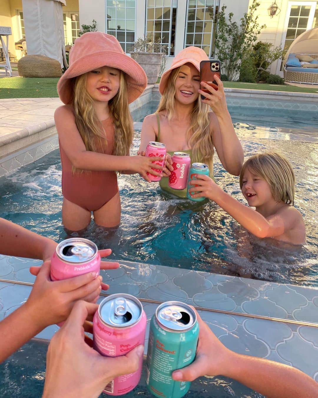 Amber Fillerup Clarkさんのインスタグラム写真 - (Amber Fillerup ClarkInstagram)「Soda party with my kiddos & @drinkpoppi in the hot tub! These bubbly drinks have the best flavors and I’m so happy my kids love them too because they are filled with prebiotics (that come from apple cider vinegar) and have only 5g of sugar! This is our new go-to and they are SO cute! You can shop them on Amazon to get them delivered. #popcultured #drinkpoppi #guthealth」10月23日 7時41分 - amberfillerup