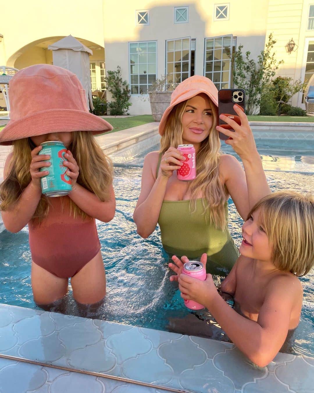 Amber Fillerup Clarkさんのインスタグラム写真 - (Amber Fillerup ClarkInstagram)「Soda party with my kiddos & @drinkpoppi in the hot tub! These bubbly drinks have the best flavors and I’m so happy my kids love them too because they are filled with prebiotics (that come from apple cider vinegar) and have only 5g of sugar! This is our new go-to and they are SO cute! You can shop them on Amazon to get them delivered. #popcultured #drinkpoppi #guthealth」10月23日 7時41分 - amberfillerup