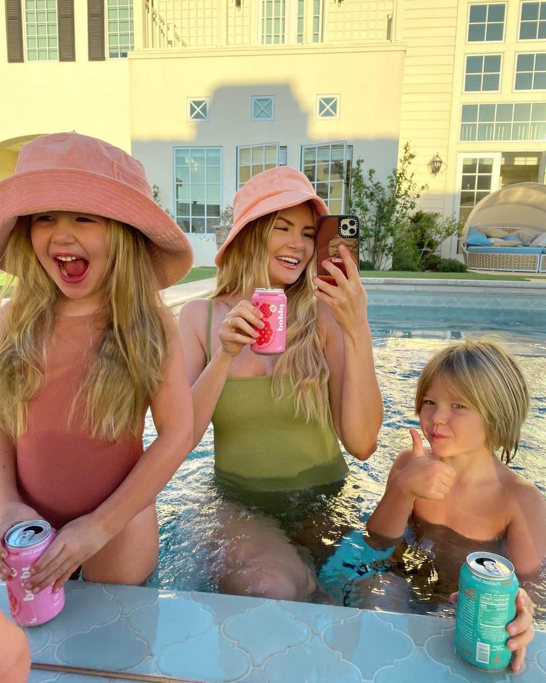 Amber Fillerup Clarkさんのインスタグラム写真 - (Amber Fillerup ClarkInstagram)「Soda party with my kiddos & @drinkpoppi in the hot tub! These bubbly drinks have the best flavors and I’m so happy my kids love them too because they are filled with prebiotics (that come from apple cider vinegar) and have only 5g of sugar! This is our new go-to and they are SO cute! You can shop them on Amazon to get them delivered. #popcultured #drinkpoppi #guthealth」10月23日 7時41分 - amberfillerup