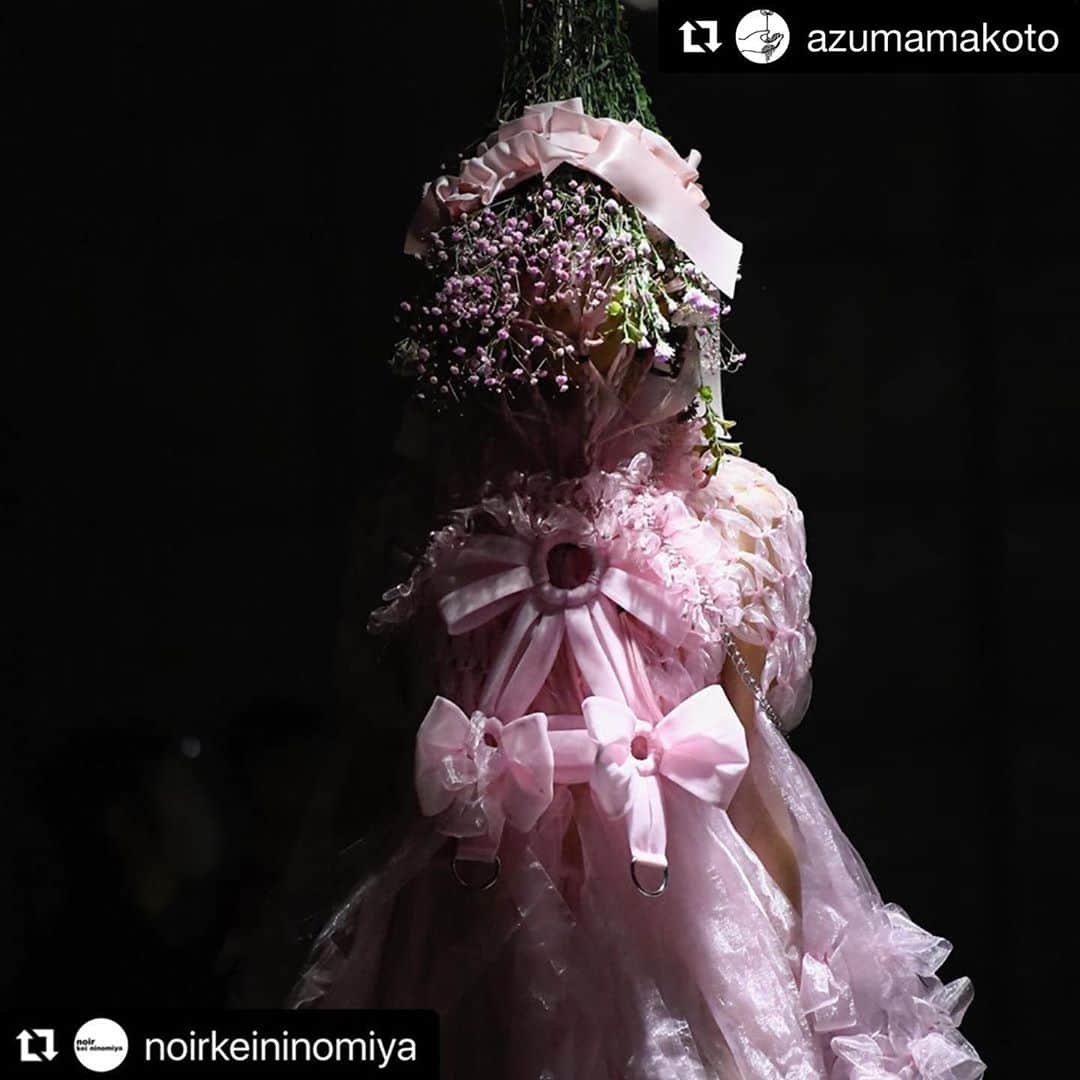 椎木俊介のインスタグラム：「#Repost @azumamakoto with @get_repost ・・・ #Repost @noirkeininomiya with @make_repost ・・・ noir kei ninomiya SS21   floral art: @azumamakoto hair: @asashihair makeup: @machiko_yano     photographs courtesy of @commedesgarcons」
