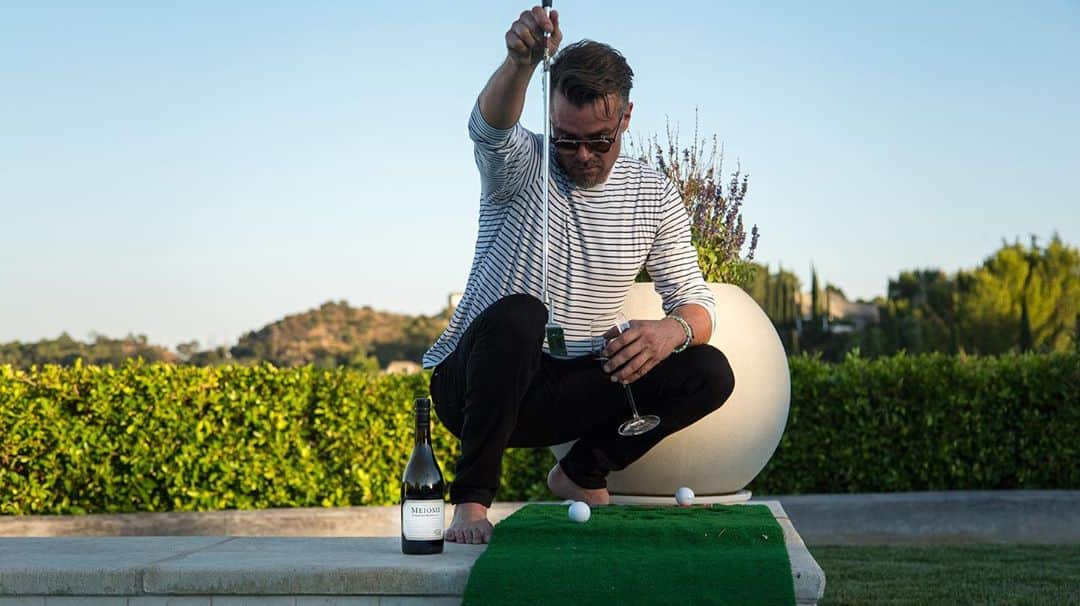 ジョシュ・デュアメルさんのインスタグラム写真 - (ジョシュ・デュアメルInstagram)「How to watch golf from home: practice chipping during commercials, practice sipping @meiomiwines new Cabernet Sauvignon during the rounds. Ok, and during the commercials too… #MeiomiPartner #MyMeiomi #For21+ #ad」10月23日 7時48分 - joshduhamel