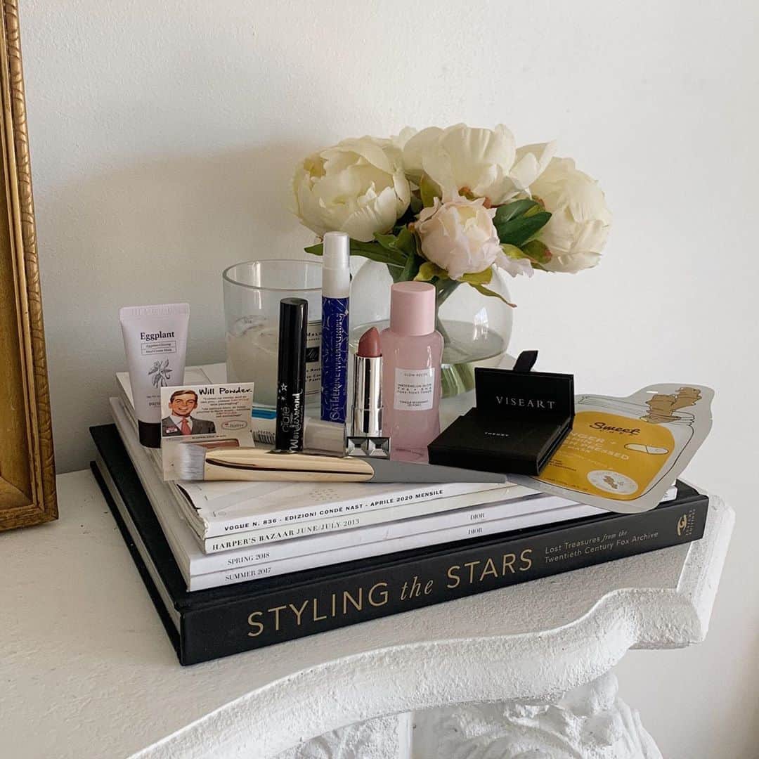 Kelsey Simoneさんのインスタグラム写真 - (Kelsey SimoneInstagram)「Me & my October @ipsy 💋 Love getting to add new products to my collection every month.. here’s what was in my bag this month! #ipsypartner #ipsymagic   - @thebalm Will Powder - @ciatelondon Wonderwand Mascara - @glowrecipe Watermelon Glow Pore-Tight Toner - @air_repairskin Super Hydrating Eye Cream - @paparecipe_official Eggplant cream mask - @viseart Theory Shadow Pallete - @complexculturebeauty Brush - @sweetchefskincare Sheet masks - @belleenargent Matte Lipstick shade “ 3 Plays “ - @catherine_malandrino Perfume」10月23日 7時50分 - k.els.e.y