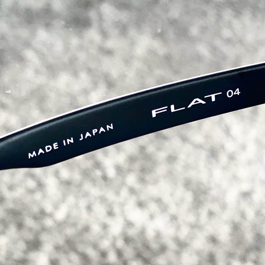 干場義雅さんのインスタグラム写真 - (干場義雅Instagram)「【コロナ三種の神器】最近のお気に入りのアイテムといえば、この3つ。FIXER×NEW ERAのキャップと、前にファスナーが付いたK-3Bのマスク、そしてOZNIS by TALEXのサングラス。このサングラス手に入れたばかりなんですが、めちゃくちゃ良いんですよね。何が良いってとにかく見やすいのがキモ。 ____________________________________________________________ TALEXの偏光レンズは、紫外線や太陽光、照明の照り返しなど、ストレスホルモンを上昇させる雑光をカットしてくれるから、まったく目が疲れないんです。色の再現力もめちゃくちゃ綺麗。登山家の三浦雄一郎さんがエベレスト登頂の際に使用してされており、その信頼性も保証済み。 ____________________________________________________________ OZNISのフレームも、気絶するほど軽くて、弾力のあるかけ心地です。ノーズパッドも調整可能だから、フィット感も抜群。フレームの種類もいろいろありますが、ベーシックな「FLAT 04」に。ツヤありとツヤ消し迷ったんですが、ツヤ消しのマットブラックにしました。ちなみに価格は度なしならフレーム＋レンズで2万6000円から。度付きならフレーム＋レンズで4万9000円から。 ____________________________________________________________ いやぁ、久しぶりに良いサングラスに出会いました。どこまでも軽く、そして目もとの緊張感を解きほぐす開放感。OZNISをかけ、目を開けた瞬間に、あなたは驚きと同時に気絶するでしょう（笑）極限の心地良さを感じたい方はコチラへ。▶️https://www.instagram.com/oznis_official/  @oznis_official  ＠talex.polarized #TALEX #タレックス #偏光レンズ @k3b.official  #K3B #ケースリービー @FIXER #FIXER @yoshimasa_hoshiba  #yoshimasahoshiba  #干場義雅 @forzastylecom  #forzastyle  @minimalwardrobe_official」10月23日 7時51分 - yoshimasa_hoshiba