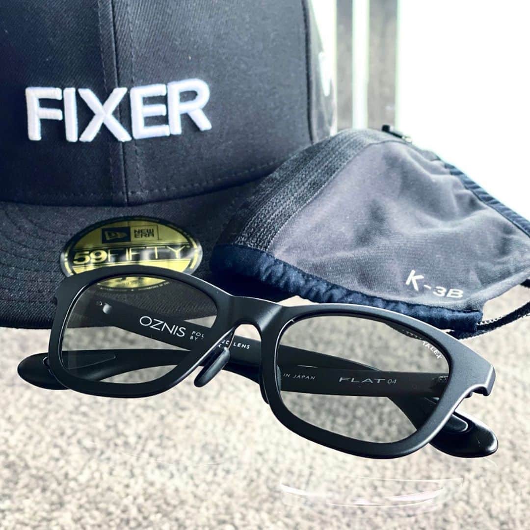 のインスタグラム：「【コロナ三種の神器】最近のお気に入りのアイテムといえば、この3つ。FIXER×NEW ERAのキャップと、前にファスナーが付いたK-3Bのマスク、そしてOZNIS by TALEXのサングラス。このサングラス手に入れたばかりなんですが、めちゃくちゃ良いんですよね。何が良いってとにかく見やすいのがキモ。 ____________________________________________________________ TALEXの偏光レンズは、紫外線や太陽光、照明の照り返しなど、ストレスホルモンを上昇させる雑光をカットしてくれるから、まったく目が疲れないんです。色の再現力もめちゃくちゃ綺麗。登山家の三浦雄一郎さんがエベレスト登頂の際に使用してされており、その信頼性も保証済み。 ____________________________________________________________ OZNISのフレームも、気絶するほど軽くて、弾力のあるかけ心地です。ノーズパッドも調整可能だから、フィット感も抜群。フレームの種類もいろいろありますが、ベーシックな「FLAT 04」に。ツヤありとツヤ消し迷ったんですが、ツヤ消しのマットブラックにしました。ちなみに価格は度なしならフレーム＋レンズで2万6000円から。度付きならフレーム＋レンズで4万9000円から。 ____________________________________________________________ いやぁ、久しぶりに良いサングラスに出会いました。どこまでも軽く、そして目もとの緊張感を解きほぐす開放感。OZNISをかけ、目を開けた瞬間に、あなたは驚きと同時に気絶するでしょう（笑）極限の心地良さを感じたい方はコチラへ。▶️https://www.instagram.com/oznis_official/  @oznis_official  ＠talex.polarized #TALEX #タレックス #偏光レンズ @k3b.official  #K3B #ケースリービー @FIXER #FIXER @yoshimasa_hoshiba  #yoshimasahoshiba  #干場義雅 @forzastylecom  #forzastyle  @minimalwardrobe_official」