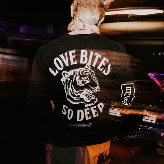 ウォーク・ザ・ムーンのインスタグラム：「the SUMMER IS OVER AF SALE is on at store.walkthemoon.com/sale. tons of stuff on sale, up to 50% off, only through sunday. get it before it's gone. love you.」