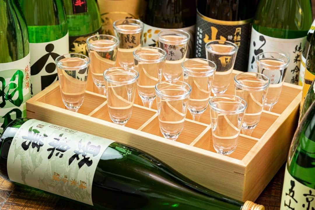 のインスタグラム：「【週末に、日本酒の12種飲み比べはいかがですか？】  麺処むらじでは、京都の酒蔵の12種類の日本酒をお楽しみいただける、 「十二蔵飲み比べセット」をご用意しております！ こちらは先日、テレビ番組でもご紹介いただけました🍶 今週末、ぜひ話に花を咲かせつつクイッと日本酒をお召し上がりに 麺処むらじへお越しくださいませ！ もちろん、数人で1つご注文してシェアもOKです◎ 日本酒は単品でのご注文もできますよ！  麺処むらじでは様々な感染症対策をし、 皆様にご安心して麺処むらじをお楽しみ頂けるよう、 一同懸命に取り組んでおります。 みなさまのご来店を心よりお待ちしております。  #麺処むらじ #むらじ #ラーメンむらじ #ラーメン #京都ラーメン #ラーメン京都 #麺処むらじ #ラーメン大好き #麺スタグラム #麺活 #日本酒 #飲み比べ #京都グルメ #京都麺活 #京都のうまいもん #ランチセット #京都 #そうだ京都行こう #kyoto #ramen #ramennoodles #ramenlover #kyotojapan」