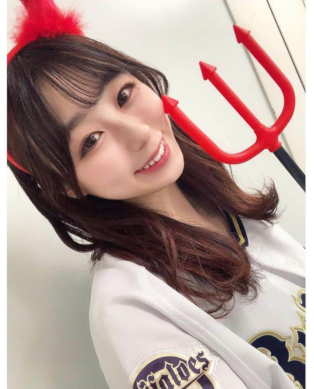 NANAMIさんのインスタグラム写真 - (NANAMIInstagram)「おはようございます😊﻿ ﻿ 今日からホームゲーム✨﻿ ﻿ vs 千葉ロッテマリーンズ﻿ ⚾️🔥﻿ ﻿ 先発予告投手は山岡泰輔投手です！✨✨﻿ ﻿ 絶対勝利したいですね❗️👊﻿ ﻿ ﻿ 今日は朝から雨ですが﻿ 金曜日！元気に頑張りましょう💪💥﻿ ﻿ ﻿ 📸…ハロウィン風🎃❤️﻿ ﻿ 皆さんはハロウィン﻿ 何かしますか？👻💭﻿ ﻿  明日、明後日﻿は ﻿ ★  10月24日(土)  12:30〜﻿ ﻿ ﻿ ★  10月25日(日)  11:30〜﻿ ﻿ ハロウィン装飾を加えた、﻿ 『BsGirlsオンラインステージ@BsTV 生配信』開催♩♩♡﻿ ﻿ 皆さま是非観てくださいね〜😊💚﻿ ﻿ ﻿ ﻿ #Bs2020 #orixbuffaloes #baseball #オリックスバファローズ #プロ野球 #bsgirls #野球 #オリックス #オリ姫 #野球女子 #京セラドーム #京セラドーム大阪 #球場 #大阪 #instagood #instalike #followｍe #オリックオアオリート#Bsハロウィン﻿ #ハロウィン #ユニフォーム #ユニフォーム女子 #trickortreat #ハロウィンコスプレ #NANAMI #NANAMI_364」10月23日 8時11分 - nanami_bsgirls_364