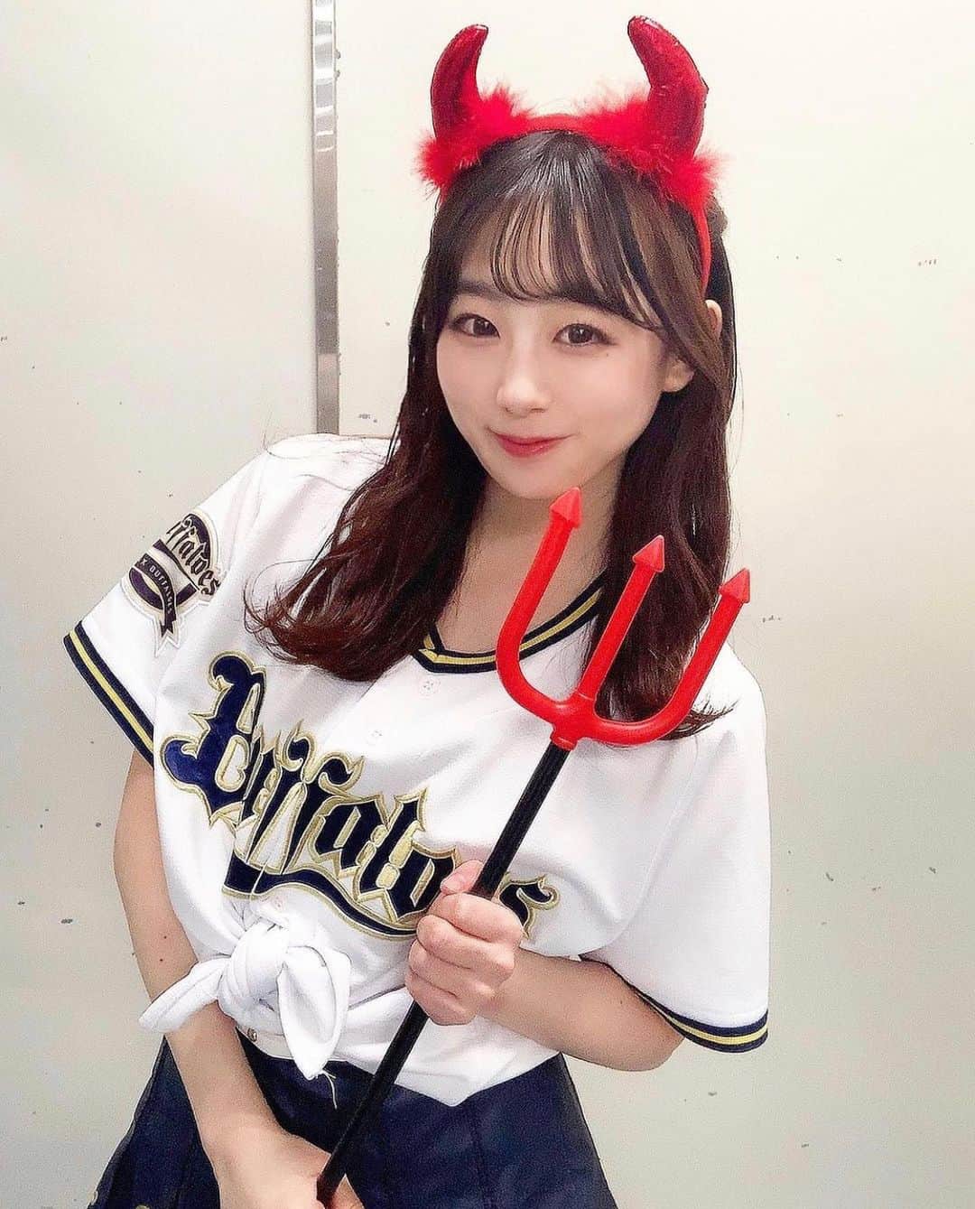 のインスタグラム：「おはようございます😊﻿ ﻿ 今日からホームゲーム✨﻿ ﻿ vs 千葉ロッテマリーンズ﻿ ⚾️🔥﻿ ﻿ 先発予告投手は山岡泰輔投手です！✨✨﻿ ﻿ 絶対勝利したいですね❗️👊﻿ ﻿ ﻿ 今日は朝から雨ですが﻿ 金曜日！元気に頑張りましょう💪💥﻿ ﻿ ﻿ 📸…ハロウィン風🎃❤️﻿ ﻿ 皆さんはハロウィン﻿ 何かしますか？👻💭﻿ ﻿  明日、明後日﻿は ﻿ ★  10月24日(土)  12:30〜﻿ ﻿ ﻿ ★  10月25日(日)  11:30〜﻿ ﻿ ハロウィン装飾を加えた、﻿ 『BsGirlsオンラインステージ@BsTV 生配信』開催♩♩♡﻿ ﻿ 皆さま是非観てくださいね〜😊💚﻿ ﻿ ﻿ ﻿ #Bs2020 #orixbuffaloes #baseball #オリックスバファローズ #プロ野球 #bsgirls #野球 #オリックス #オリ姫 #野球女子 #京セラドーム #京セラドーム大阪 #球場 #大阪 #instagood #instalike #followｍe #オリックオアオリート#Bsハロウィン﻿ #ハロウィン #ユニフォーム #ユニフォーム女子 #trickortreat #ハロウィンコスプレ #NANAMI #NANAMI_364」
