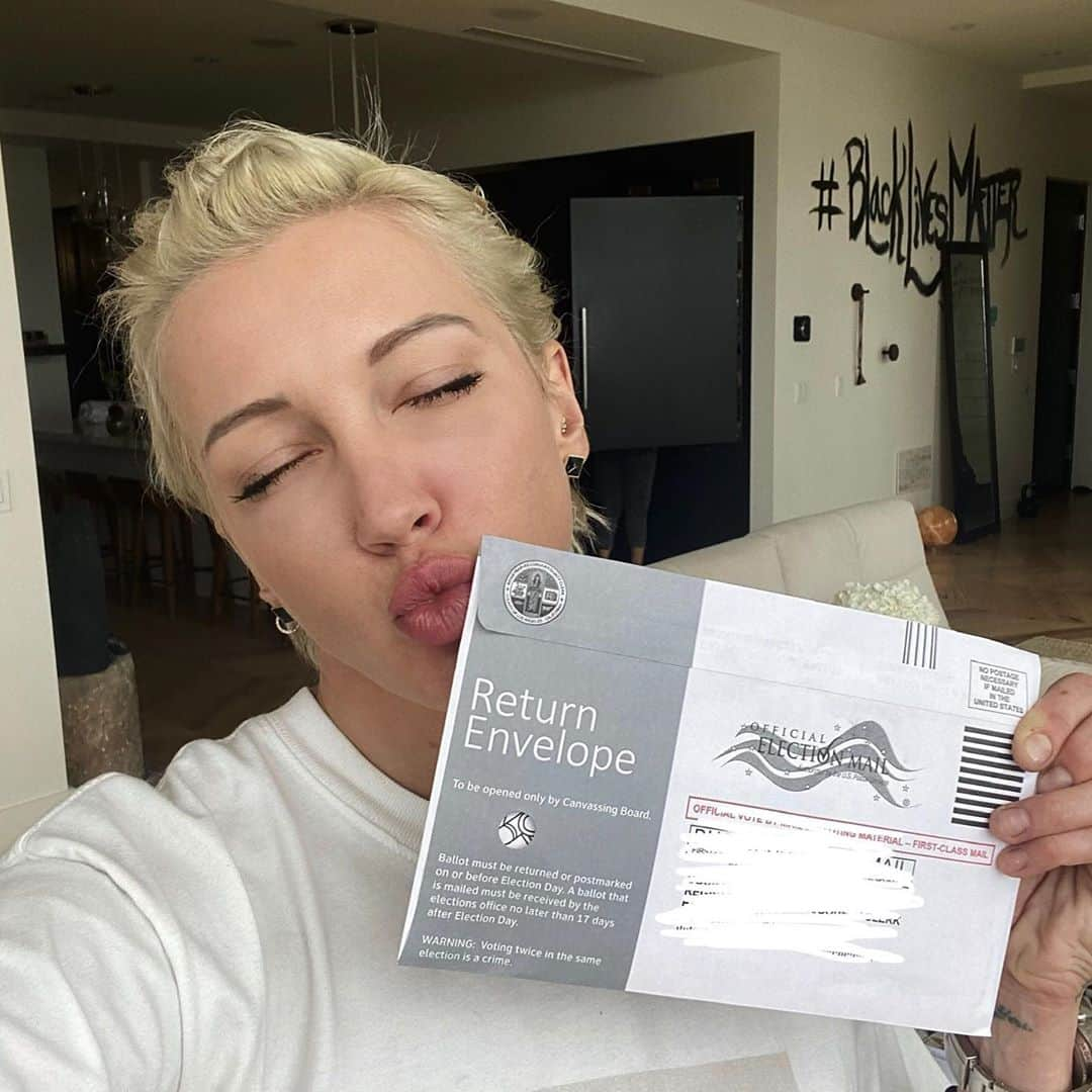 ケイティ・キャシディさんのインスタグラム写真 - (ケイティ・キャシディInstagram)「On my way to an official ballot dropbox! It's no surprise who I'm voting for 😜 Have you sent in your ballot yet? Comment below! Oh, and be sure to watch tonight's debate! #vote #bidenharris2020」10月23日 8時04分 - katiecassidy