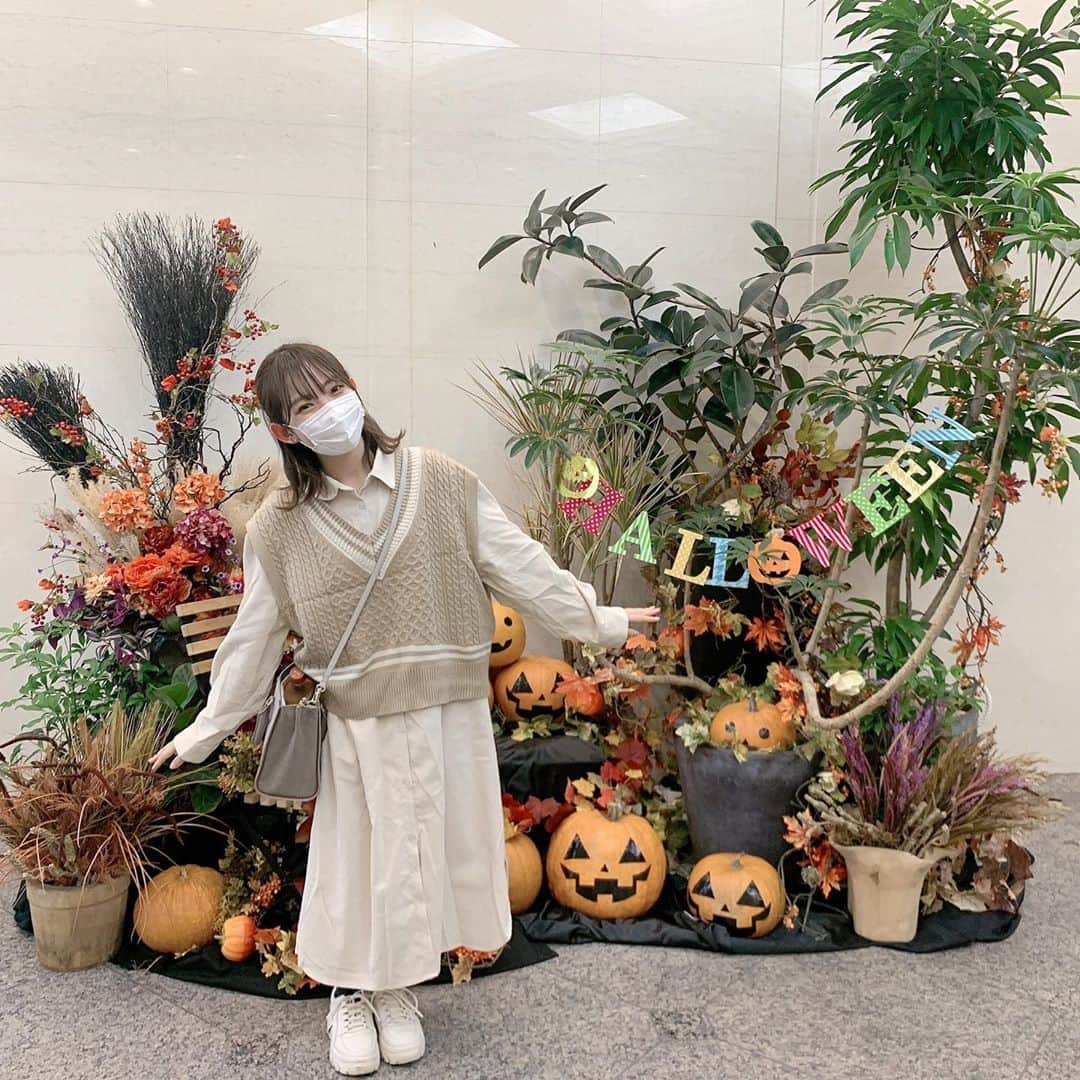 夏川愛実さんのインスタグラム写真 - (夏川愛実Instagram)「﻿ ﻿ ﻿ おはようございます🥰💓﻿ ﻿ ハロウィンの飾り付けが可愛かった🎃﻿ 写真撮る時左右に傾きがち（笑）﻿ ﻿ ﻿ #ベージュコーデ#消えそうな色コーデ#ベージュ系女子﻿ #チルデンニット#ニットベスト#スニーカーコーデ﻿ #ベストコーデ#シャツワンピース﻿ #naturalcouture #daisymerry ﻿ #ハロウィン#秋服#秋コーデ#低身長コーデ﻿ #学生コーデ#大学生コーデ」10月23日 8時06分 - ami_natsukawa