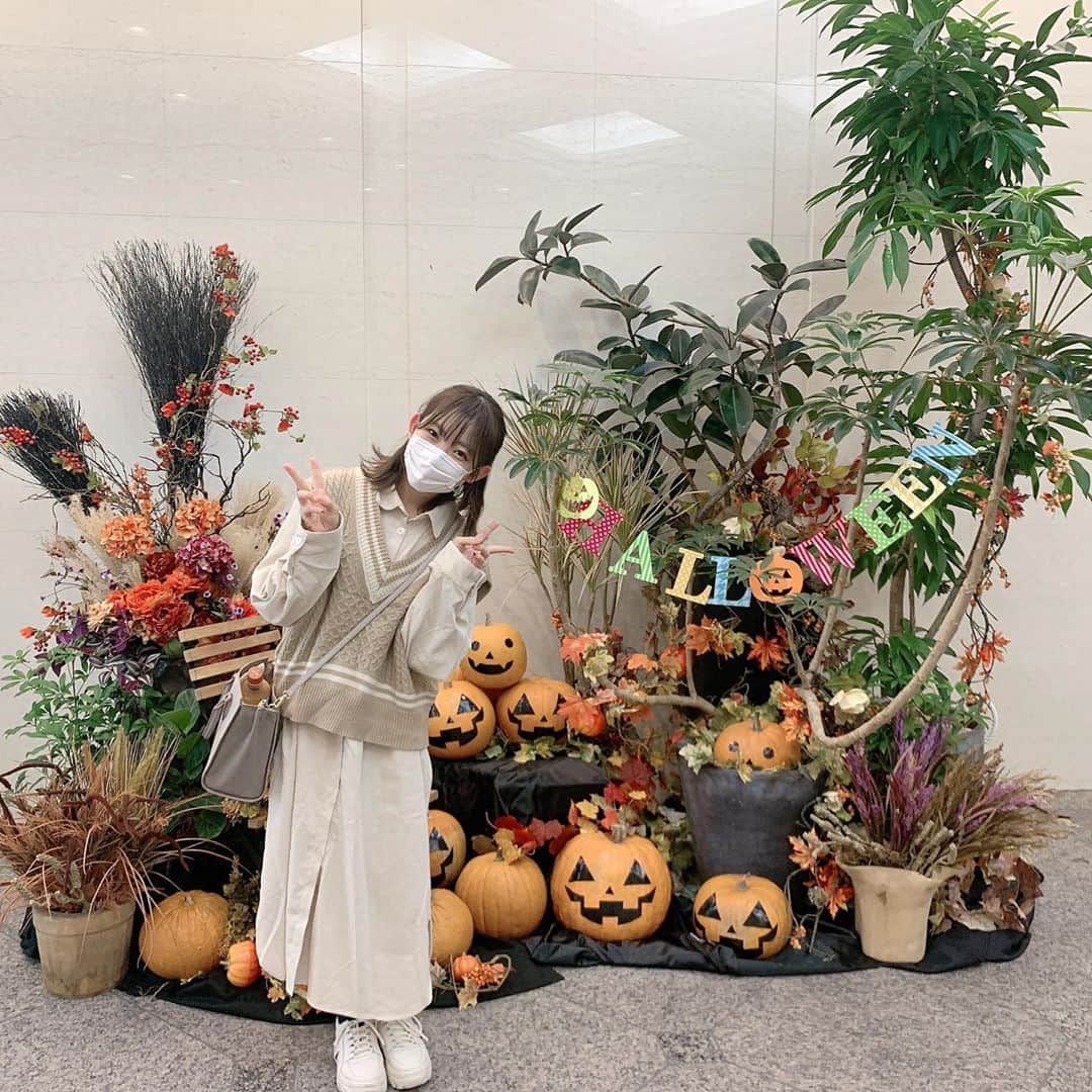 夏川愛実のインスタグラム：「﻿ ﻿ ﻿ おはようございます🥰💓﻿ ﻿ ハロウィンの飾り付けが可愛かった🎃﻿ 写真撮る時左右に傾きがち（笑）﻿ ﻿ ﻿ #ベージュコーデ#消えそうな色コーデ#ベージュ系女子﻿ #チルデンニット#ニットベスト#スニーカーコーデ﻿ #ベストコーデ#シャツワンピース﻿ #naturalcouture #daisymerry ﻿ #ハロウィン#秋服#秋コーデ#低身長コーデ﻿ #学生コーデ#大学生コーデ」