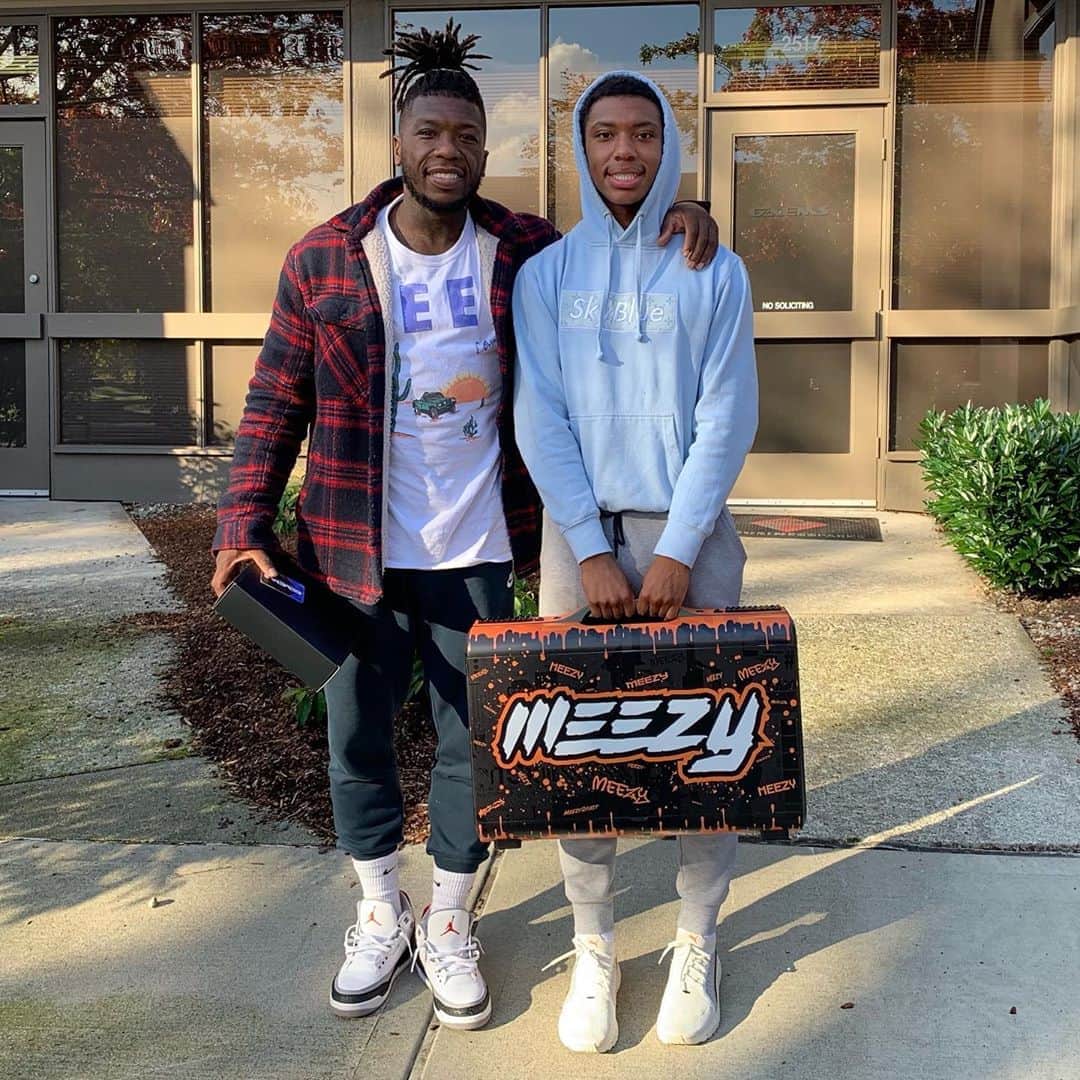 ネイト・ロビンソンのインスタグラム：「Bday gift #1 for @meezy2fast ! Should we set up a twitch together? @mygaems」