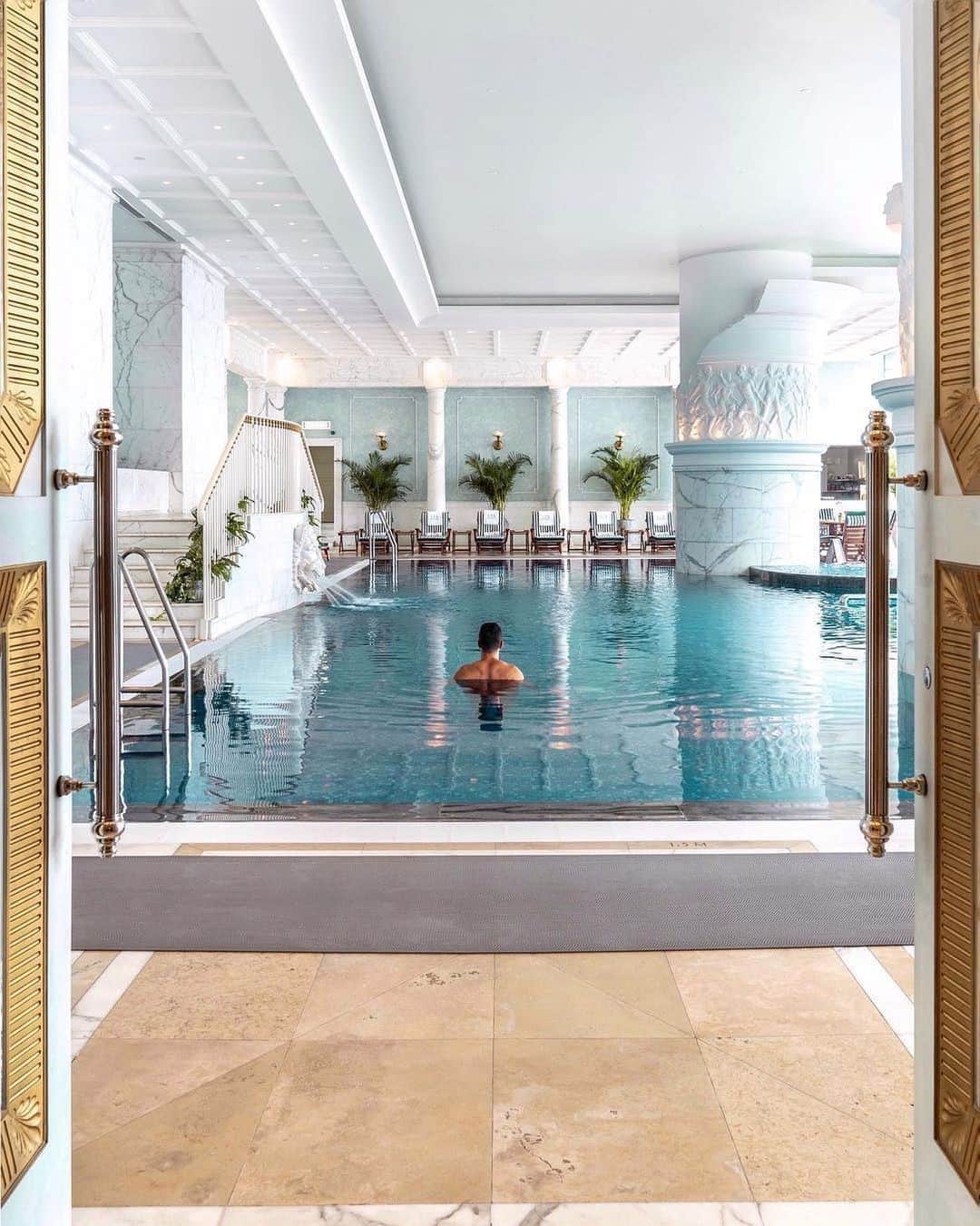 The Peninsula Hotelsさんのインスタグラム写真 - (The Peninsula HotelsInstagram)「Start your morning with a refreshing dip in The @peninsulahongkong’s swimming pool, as inspired by this wonderful photo of @claudejapswe.⁣ ⁣ ⁣ ⁣ ⁣ ⁣ #peninsulahotels #luxuryhotelexperience #luxuryexperience #fivestarservice #fivestarhotel #hongkong #pool」10月23日 8時08分 - peninsulahotels