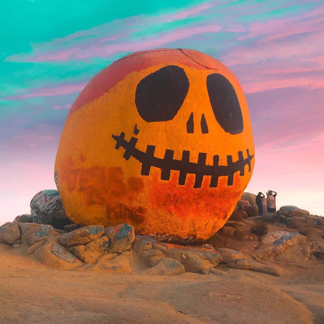 小嶋彩乃のインスタグラム：「📍Pumpkin Rock What you gonna do for this Halloween? Don’t eat too much candies!! Wanna experience healthy Halloween??Go hiking!!😂🎃😂🎃 #losangeles #halloween2020」