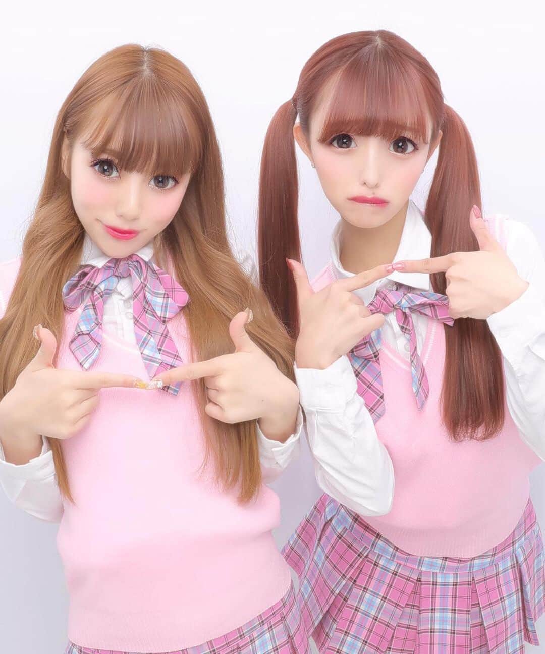 梨乃さんのインスタグラム写真 - (梨乃Instagram)「最近のプリクラはすごいなあ🐰💭﻿ ﻿ ﻿ ﻿ 竹下通りで制服着てプリクラ撮ったの、JKに戻ったみたいで楽しかったよ🎀🌺🍑🍧💝🧠﻿ ﻿ ﻿ ﻿ #プリント倶楽部 #furyu #caolavo #choa #choa_japan #原宿 #竹下通り #原宿デート #制服 #制服プリ #韓国制服 #コスプレ #ツインテール #コスプレババア #現役から早6年 #時空歪んだんか #まだいける」10月23日 8時21分 - rino_burlesque