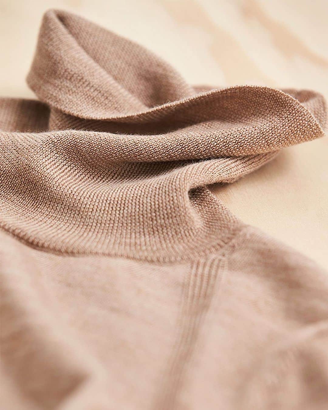 Banana Republic さんのインスタグラム写真 - (Banana Republic Instagram)「All in the details: our Responsible Wool Standard sweaters are sustainable, soft, and oh-so stylish.」10月23日 8時24分 - bananarepublic