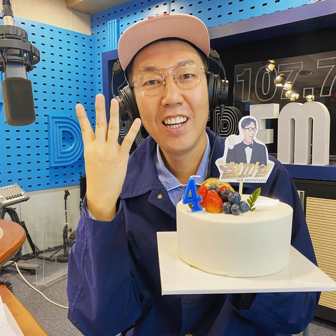 キム・ヨンチョルさんのインスタグラム写真 - (キム・ヨンチョルInstagram)「내일은 철파엠 4주년! Four years라니... wow! 철가루분들 그리고 슈퍼파월갓영철 팬클럽분들 #철파엠 게스트분 철파엠스텝분 그리고 sbs 관계자 여러분 감사합니다 ㅎㅎ」10月23日 8時31分 - luxekim