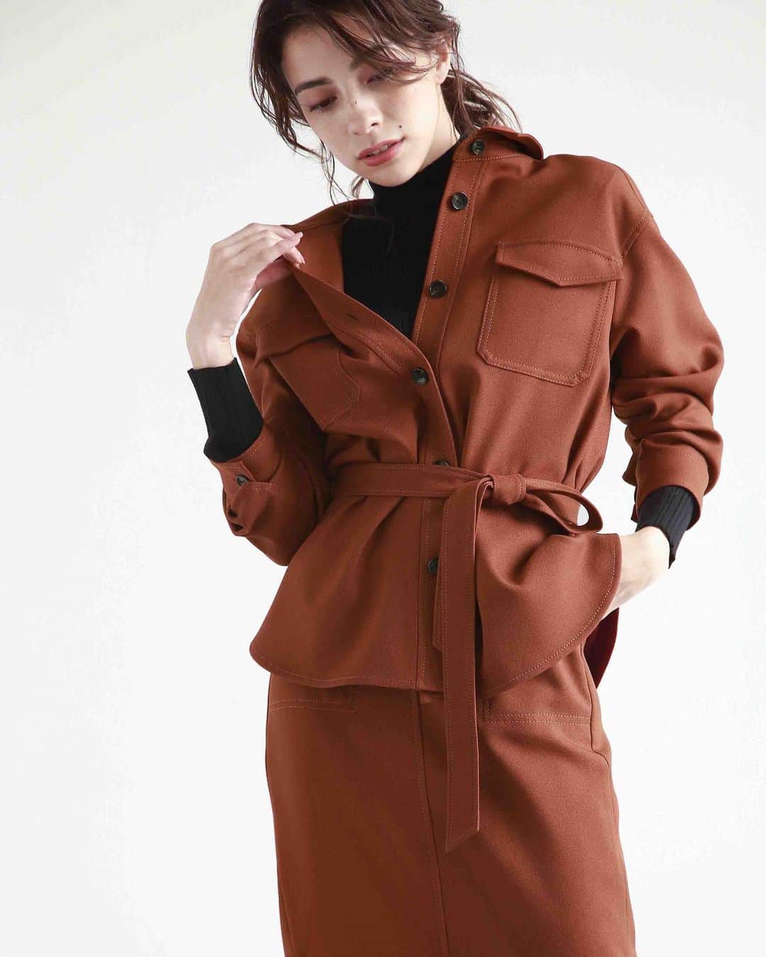cdec_official Aesthetic Senseのインスタグラム：「. 2020 WINTER HOT ITEM . . 旬顔のセットアップ。 抜け感のあるボリュームジャケットにナローシルエットのタイトスカートを合わせて女性らしさをプラス。あたたかみのあるアンバーブラウンのカラーをセレクトすればモードな印象に。 . . .  #クードシャンス #2020秋冬 #WINTER #冬コーデ  #WINTERFASHON #トレンド #華やかコーデ　#カジュアルコーデ  #細見え #着回しコーデ  #着回し #大人カジュアル #休日コーデ #ファッション  #大人コーデ  #大人コーディネート #今日のコーデ  #お洒落さんと繋がりたい #お洒落さんとつながりたい #ファッション好きな人と繋がりたい #大人女子 #大人女子コーデ #リモートワーク#おしゃれコーデ#リラックスコーデ #ジャケット #ジャケットコーデ #セットアップ」