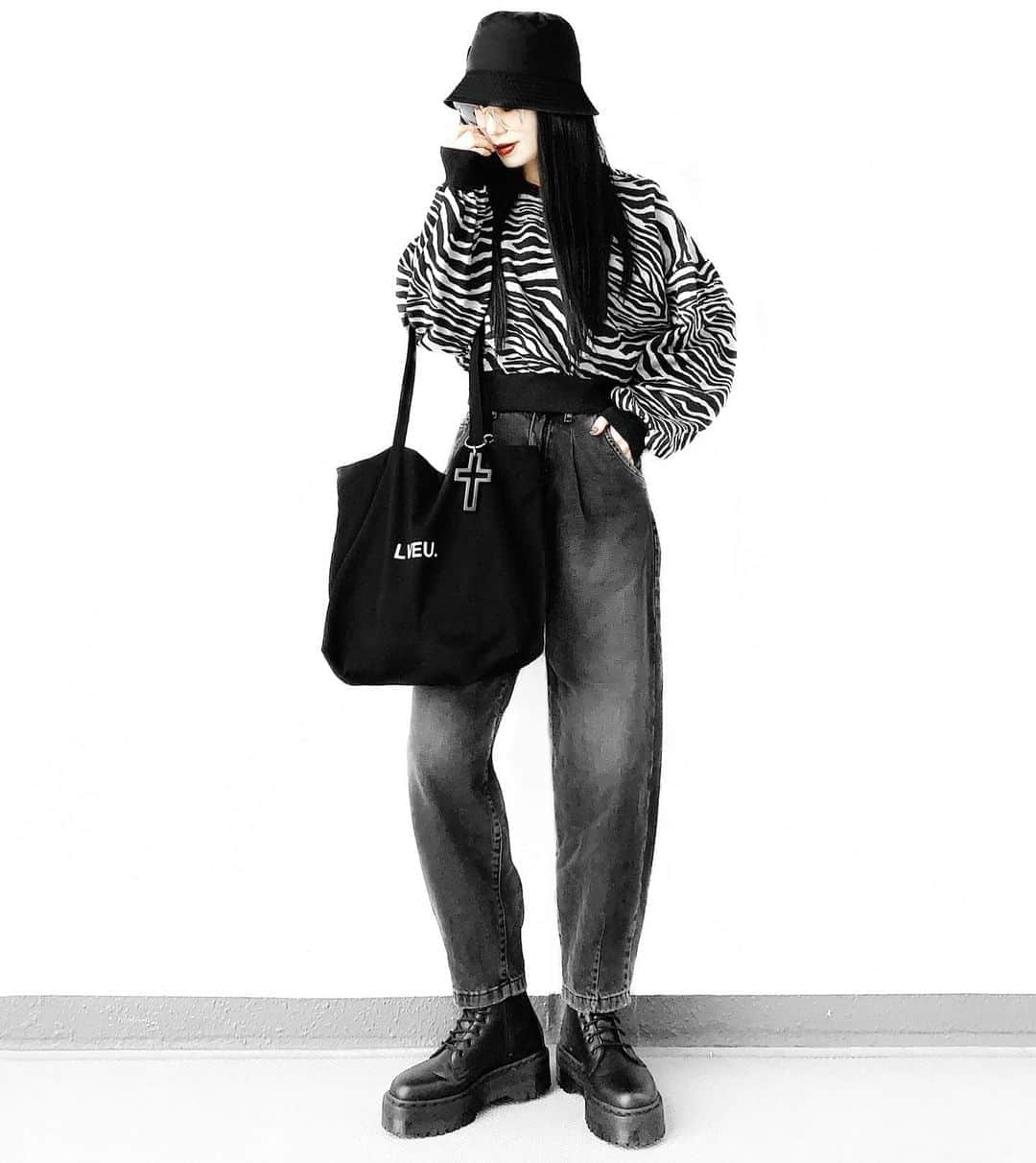 lve_xxxxのインスタグラム：「.﻿ .﻿ 雨やー！って慌てて家出た瞬間に﻿ 雨止んだんだが…なんなん？🤷🏻‍♀️←﻿ ﻿ 早め過ぎてバス🚌到着﻿ 待ちぼうけ中﻿ ﻿ 取り敢えず🦓着てて﻿ 気持ち高まってるからいいけど←﻿ ﻿ ﻿ 明日明後日(24.25日) @lveu.official ﻿ 渋谷109 POPUP STORE に﻿ お邪魔致します☺︎﻿ ﻿ 10/24 (Sat)  12:00 or 12:30 〜17:00 位迄﻿ 10/25 (Sun) 13:00 〜 18:0位迄﻿ ﻿ 10日間のPOPUPもいよいよ終わりが﻿ 近づいておる😭﻿ ﻿ 皆様のお越しをｽﾀｯﾌ一同﻿ お待ちしております🙇‍♀️🖤﻿ ﻿ ﻿ ﻿ ｺｰﾃﾞｱｲﾃﾑ詳細は﻿ WEARをご覧くださいませ。﻿ ﻿ WEAR ： lvexxxx ﻿ 💻 https://wear.jp/sp/lvexxxx/﻿ ﻿ －－－－－－－－－－－－－－－－－－﻿ ﻿ 📢ｺﾒﾝﾄ頂ける際は、﻿ 最新投稿にお願い致します。﻿ ﻿ 過去投稿に頂いた際、気がつかない事もあり﻿ お返事致しかねる場合が御座います🙇‍♀ ️﻿ ﻿」