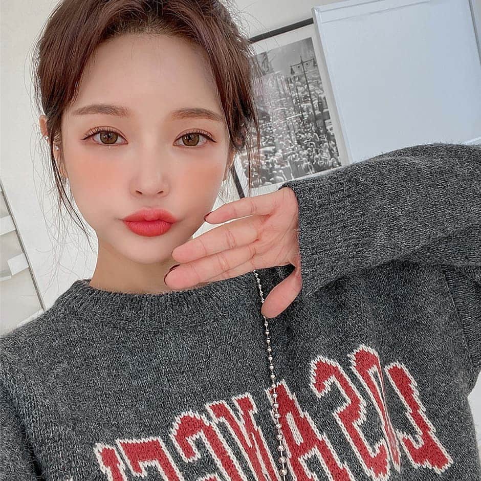 Chuuのインスタグラム：「오늘 아침부터 날이 더 차가워졌네요😇 츄멤님들 포근하면서 스타일리쉬한 니트와 함께 따뜻한 하루 보내세요  레터링이 새겨진 요 아이는 루즈한 핏으로 체형 불문! 어디에나 입기 좋아요!   #좋아요 #츄 #니트 #코디추천 #데일리룩 #chuu」