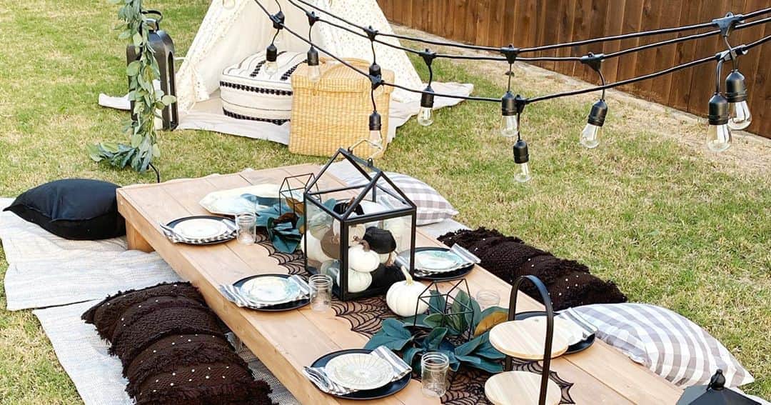 Grace Bonneyさんのインスタグラム写真 - (Grace BonneyInstagram)「REVEAL: I created this space for my family to make memories in lieu of trick or treating this year. This low picnic table is a budget friendly DIY using scrap leftover wood from other projects.   What do you think?  We look forward to using this for years to come. Head over to stories to see more of my process. I will be  sharing some other options in lieu of picking up tools 🛠.  It’s been such a treat to be featured on here this week. Thank you for following along. ❤️❤️❤️」10月23日 8時46分 - designsponge