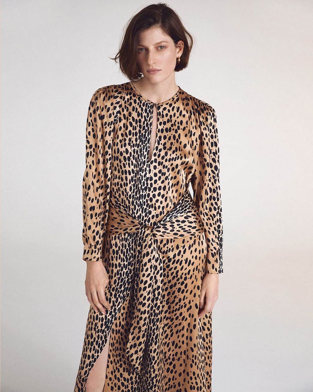 レベッカテイラーのインスタグラム：「In Print: Jennae wears the Pebbled Leopard Tie Waist Dress.」
