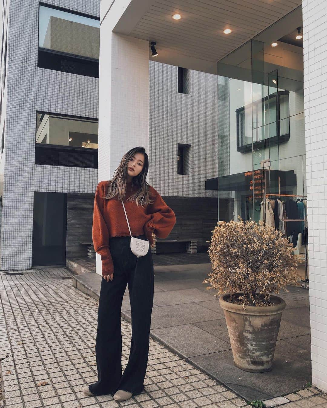 佐野真依子さんのインスタグラム写真 - (佐野真依子Instagram)「■UP NECK VOLUME SLEEVE KNIT ■CUT WIDE H/W JEANS🍁 @emoda_official  @emoda_snap  #mystyleemoda #emoda」10月23日 9時05分 - sanomaisanomai