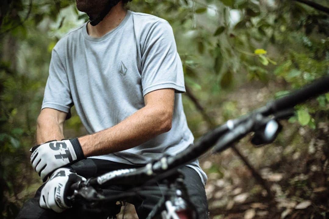 ボルコムのインスタグラム：「Mountain bike rippers @r_doggystyles, @nikolasnestoroff and @warrenkniss hit Santa Cruz, CA for a week of riding, hitting dirt jumps and their new found passion, surfing... A different perspective of what the woods can offer you when the snow melts!  See more at 👉🏽 vol.cm/mtb 👈🏽 📸’s @kaileyskeltonimages」