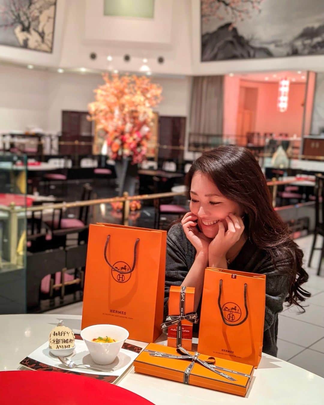 のインスタグラム：「. @nao_isobe729 & @manahosokawa がお誕生日のお祝いしてくれました🎂 緊急事態宣言真っ只中でお祝いできなかったからって…💕 なおちゃんbabyには久しぶりに、まなちゃんbabyははじめまして👶 可愛くて癒された〜☺️ 二人とも今やすっかり素敵なママだけど、変わらず仲良くできて嬉しいです✨ 貴重なお時間をありがとう🙏 ベビ達もお付き合いありがとうね👶 プレゼントも色々考えて選んでくれたのが伝わってきました🧡 大切に使います😌 またお家にも遊びに行くね🏠 . . #hbd #happybirthday #birthdayparty #hermes #お誕生日 #お誕生日パーティー #女子会 #ザプリンスパークタワー東京 #エルメス」