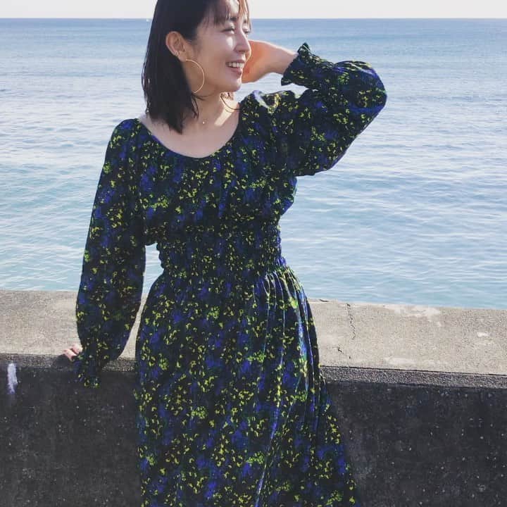 酒井美紀のインスタグラム：「七里ヶ浜。 波の音。 トンビの鳴き声。  アングル悪く、ゴメンナサーイ。  #酒井美紀 #女優 #みなさんにみてもらいたい #コハラさんの写真 #はやく写真アップしたい #まだオフショット #スタッフの素人カメラマンが沢山いるので #muaproduction  #湘南 #鵠沼海岸 #鎌倉 #七里ヶ浜」