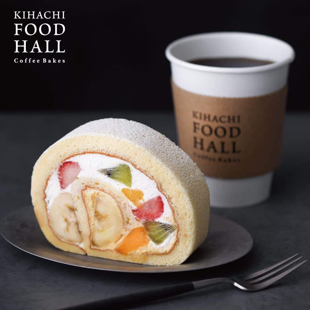 KIHACHI公式Instagramさんのインスタグラム写真 - (KIHACHI公式InstagramInstagram)「【KIHACHI FOOD HALL Coffee Bakes 新宿西口店】 . パティスリー キハチ人気のキハチトライフルロール®は、新宿エリアでもお買い求めいただけます。キハチフードホール コーヒーベイクス 新宿西口店、キハチフードホール デリカテッセン 新宿小田急ハルク店で販売中。 . 苺、バナナ、キウイ、パパイヤ、マンゴーの5種類のフルーツを、ディプロマットクリームやシャンティーとともに、しっとりふんわり生地で仕上げた「キハチトライフルロール®」。深煎りコーヒーの“キハチブレンド”に良く合います。 . . 店舗名：KIHACHI FOOD HALL Coffee Bakes 新宿西口店（キハチフードホール コーヒーベイクス 新宿西口店） . 住所：新宿区西新宿1-1-3　小田急新宿駅西口地下構内 . 営業時間（10/22時点）：平日7:30～20:00、土日祝9:00～20:00 （To Go 専門／店内飲食スペースなし） . キハチではお客様とスタッフの健康と安全を考慮し、また働くスタッフが安心して働けるよう、新型コロナウィルス感染拡大防止取り組みを実施しております。 詳細はプロフィールのリンク( @kihachi_official )からキハチブランドサイトをご覧ください。 . . #KIHACHIFOODHALL #KIHACHIFOODHALLCoffeeBakes  #キハチフードホール #キハチフードホールコーヒーベイクス  #キハチ #パティスリーキハチ #KIHACHI #patisserieKIHACHI  #新宿西口 #コーヒースタンド #ドリップコーヒー #カフェラテ #バナナジュース #パウンドケーキ #スコーン #8のつく日はキハチの日 #クリーミーチーズコーヒー #チーズコーヒー #ロールケーキ #クリームロール #キハチトライフルロール」10月23日 9時09分 - kihachi_official