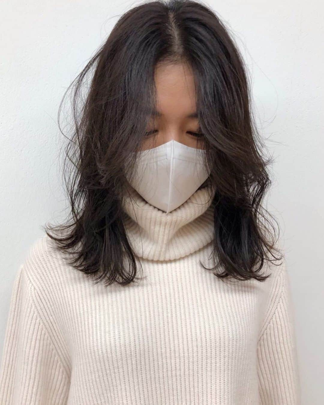 淺川美穂さんのインスタグラム写真 - (淺川美穂Instagram)「. バッサリ20㎝✂︎  いつも可愛い松本さん♡ 軽さを出したミディアムとっても似合う。 . カラーは暗いけど透ける #six_うす色   いつもありがとうございます♡ #six_グレー」10月23日 9時15分 - asakawa_miho_