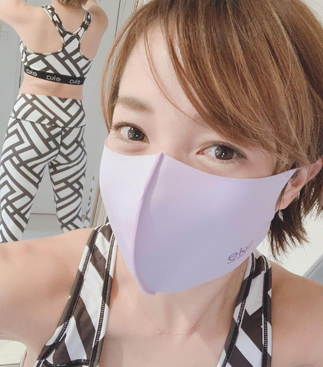 鈴木莉紗さんのインスタグラム写真 - (鈴木莉紗Instagram)「久しぶりにお腹見せshot🙈 @ekalosangelesjapan のヨガウェアが届いたので着てみました🧘‍♀️ ・ わたしは身長165cmで57kg。 ピチピチで着たくなかったのでM/Lサイズをチョイス。 生地も良い感じ🙌 ウエストの締め付けもキツく無いのでマタニティでも大丈夫そう🤰 ハイウエストなのでお腹を守ってくれる安心感がgood👍 ・ ランニング用のタイツはウエスト部分がタイトなものも多いため 締め付け感が苦手な方もこれならOKかと🙆‍♀️ ・ 大胆なプリントばかりだったのでどれにしようか迷い、着回しがききそうな柄にしたんだけど 着てみるとわりかしすんなりいけてる？？ 膨張して見えないか心配だったけど、錯視効果もあり細く見えます😳 こんな違和感なく着れるならゼブラかレモンでもよかったかもしれぬ🦓🍋 ・ スポーツマスクはひんやりしていて気持ちいい🥳 紫外線も防いでくれるので、追加で買おうか検討しています😷 #eka #ekalosangeles #ekalosangelesjapan #ランニング #ランニング女子 #ランニングウェア #ランニングコーデ #莉紗runコーデ #ヨガ #ヨガウェア #スポーツマスク ＃マスク #産後のお腹 #産後ダイエット #産後5ヶ月 #赤ちゃんのいる生活 #腹筋女子 #マタニティウェア」10月23日 9時16分 - suzuki__lisa