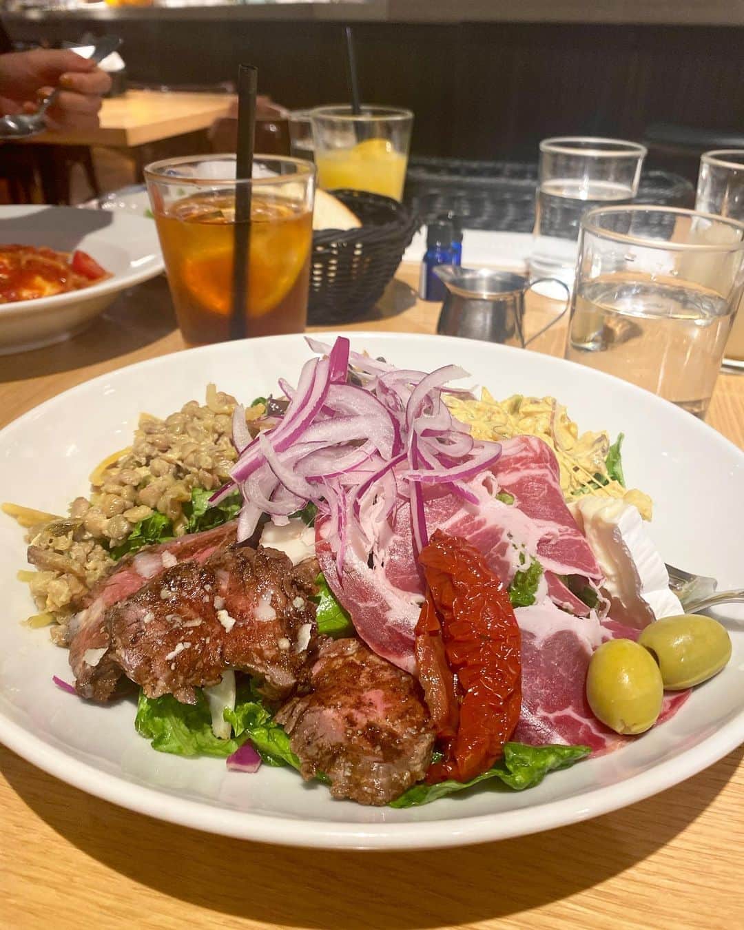 松田 美奈子のインスタグラム：「続🥗サラダ生活。 まなみちゃんとランチ🌿 . @deandeluca_jp のサラダランチがボリュームありでお腹いっぱい🧚🏻 きのこのスープもコクあって美味しかった🍄 . 岩田屋ポップアップ　@merci__jp  本館7階催事場で開催中です🥰 10/25sun.まで　OPEN10:00-20:00 最終日のみ17時閉場です🙆‍♀️」