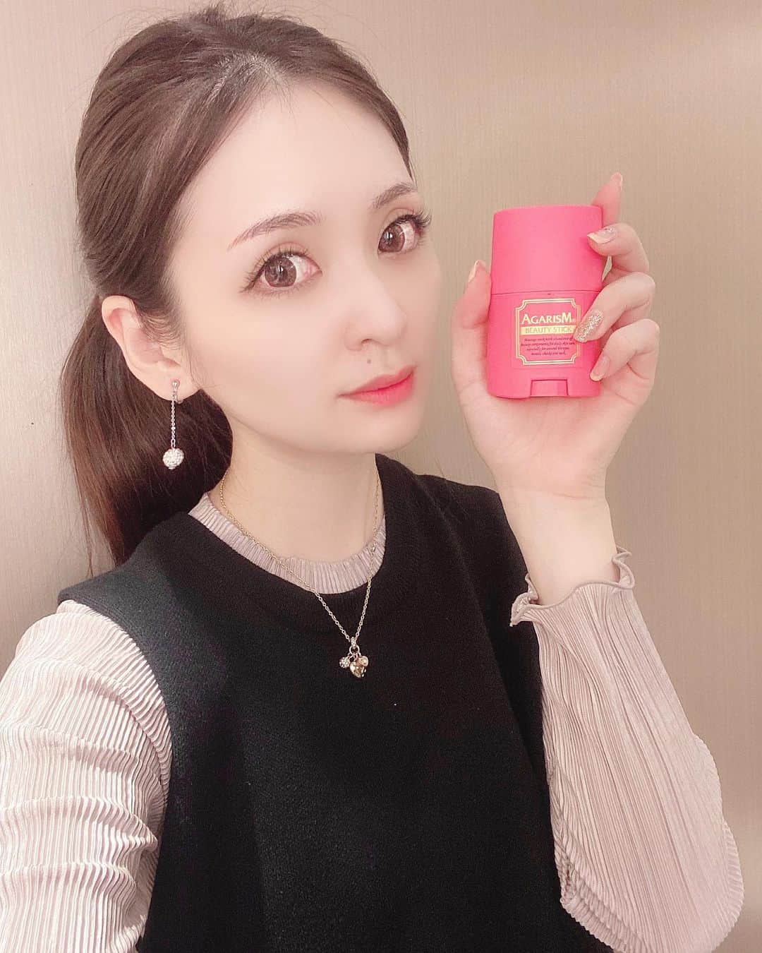 藤後 沙織 とうごさおりのインスタグラム：「アガリズム @akaran_official って知ってる？？ 近藤千尋さん愛用の『かっさ』と『美容クリーム』が一つになったもの。 メイク前にお顔や首に、上から下に引き上げるようにして使うと、むくみがとれて一瞬で丸顔が気持ちシュッとするよ♪ １つでケアが済むから空いた時間にいつでも取り入れることができて便利♥︎ 引き締め成分の他、プラセンタやレチノールなど 美容成分がたっぷり入っているので、これからの乾燥 が気になる季節の保湿ケアにもぴったり🤗 ・ #アガリズム #AGARISM #かっさクリーム #小顔マッサージ #PR」