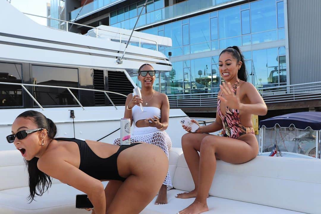 Draya Micheleさんのインスタグラム写真 - (Draya MicheleInstagram)「So the other day we got a boat.  We’re so blessed to have amazing weather deep into October.  Thank you @newportyachts you guys made everything easy and perfect. Side note: we probably need a @whiteclaw sponsorship at some point. 🌊」10月23日 9時24分 - drayamichele