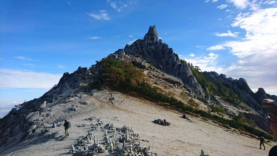 桜花さんのインスタグラム写真 - (桜花Instagram)「おはようございマウンテン🗻🌷  本日もナイスな１日にいたしましょ✨  懐かしの鳳凰三山のぼった時の写真です🗻🌷 さいのかわら側からみたオベリスクです🗻🗻🌷  登ったのも秋でした、季節の巡りは早いです、本日も大切に時を重ねてゆきマウンテン🗻🌷  #鳳凰三山  #南アルプス  #山  #山登り」10月23日 9時27分 - mountainohka