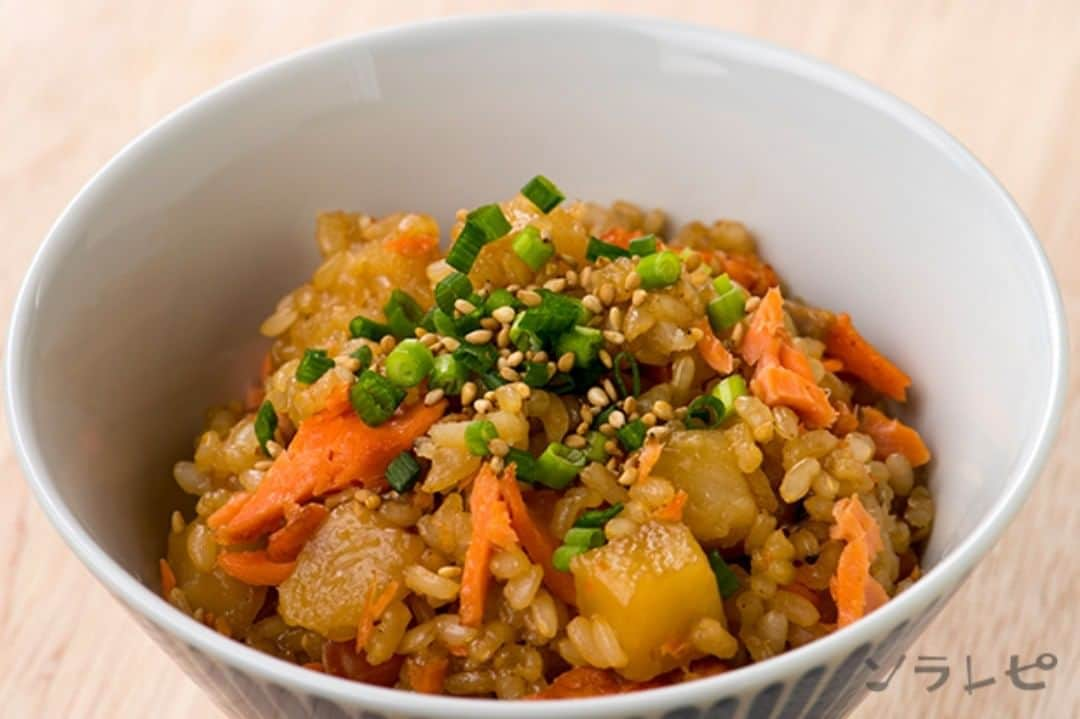 ソラレピさんのインスタグラム写真 - (ソラレピInstagram)「鮭とじゃがいもの炊き込みご飯 Rice cooked with salmon and potatoes . 旬の鮭とじゃがいもが入った、秋の味覚たっぷりの炊き込みご飯です✨ バターを混ぜることで、風味やコクが増します💡✨ . 【材料】<2人分> 胚芽米・・・170g 塩鮭・・・160g バター・・・12g ジャガイモ・・・160g カツオ出汁・・・220ml 酒・・・30g 醤油・・・9g 胡椒・・・適量 バター・・・10g 葉ネギ・・・2g ゴマ・・・3g . レシピの詳細はソラレピアプリでチェック @solarepi のリンクからDLできます ソラレピ献立の写真投稿も #ソラレピ でお待ちしてます♪ . #solarepi #food #recipe #レシピ #cooking #料理 #instafood #簡単料理 #簡単レシピ #献立 #menu #japanesehomecooking #japanesefood #yummy #foodporn #foodstagram #homecooking #deristagrammer #クッキングラム #おうちごはん #鮭 #salmon #じゃがいも #potato #炊き込みご飯 #旬」10月23日 9時38分 - solarepi