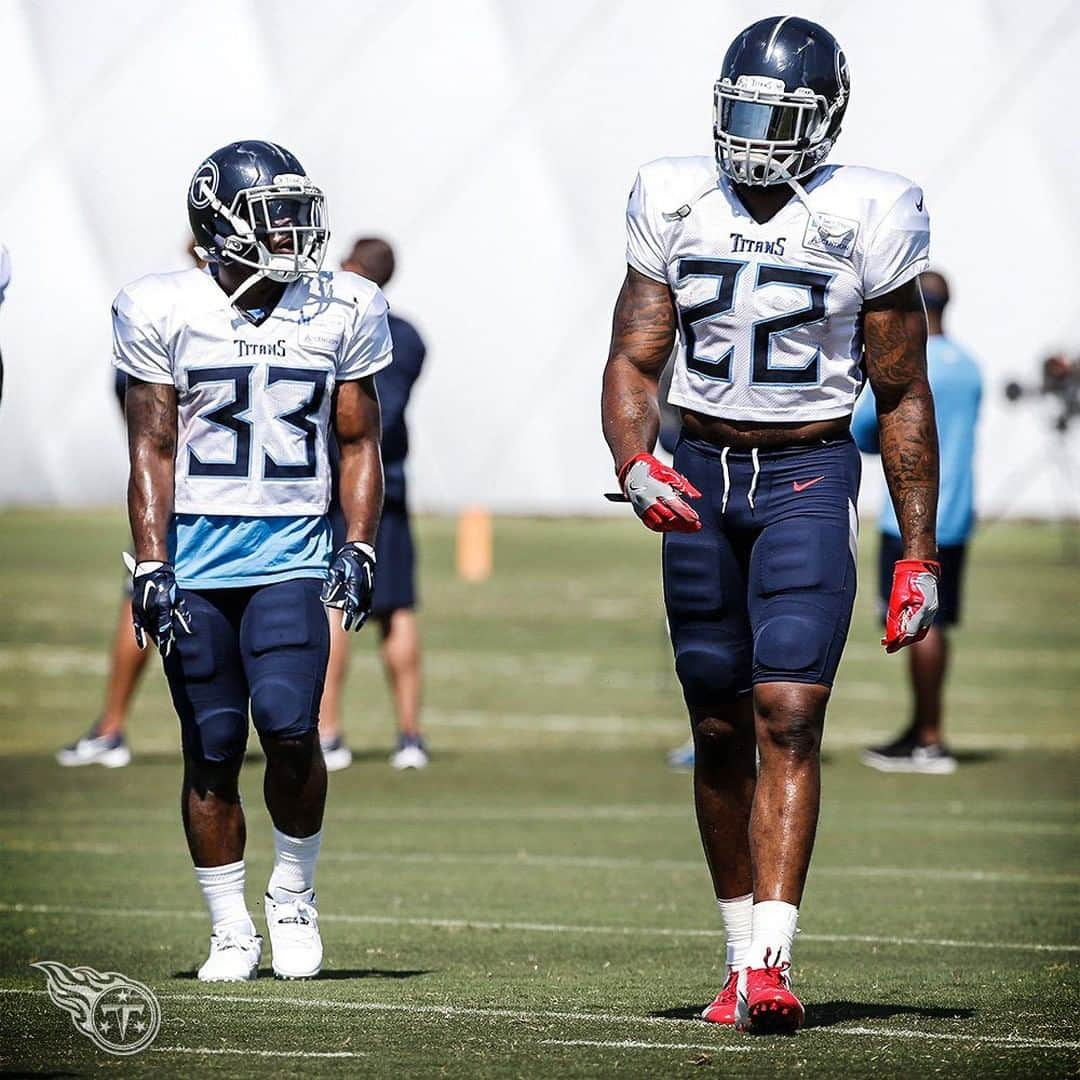 espnさんのインスタグラム写真 - (espnInstagram)「Friendly reminder that Derrick Henry is a large human. (via @titans, NFL_DovKleiman/twitter, @last_king_2,  DerekJTyson/Twitter)」10月23日 9時38分 - espn