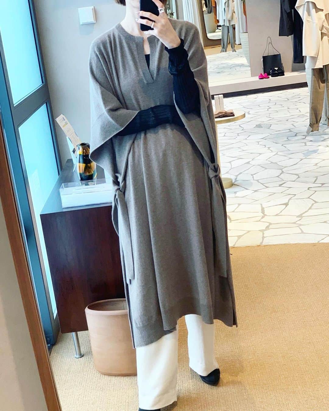 二ノ宮和佳子のインスタグラム：「Knit Poncho @aewen_matoph   今期はレイヤードしたい‼︎でも重くなるのはヤダなーと思い、作ったニットポンチョ カシミア100%なので軽く、肌触りが最高に気持ちいい♡ 前後どちらを前にしても着れて、サイドの紐を取ると、大判のストールとしても使えますよ トレンチの上にも、ウールコートの上にもバサっと着れちゃうし巻けちゃう お家の中でもおススメです ベージュもありますよ  #knitponcho #aewenmatoph #イウエンマトフ」